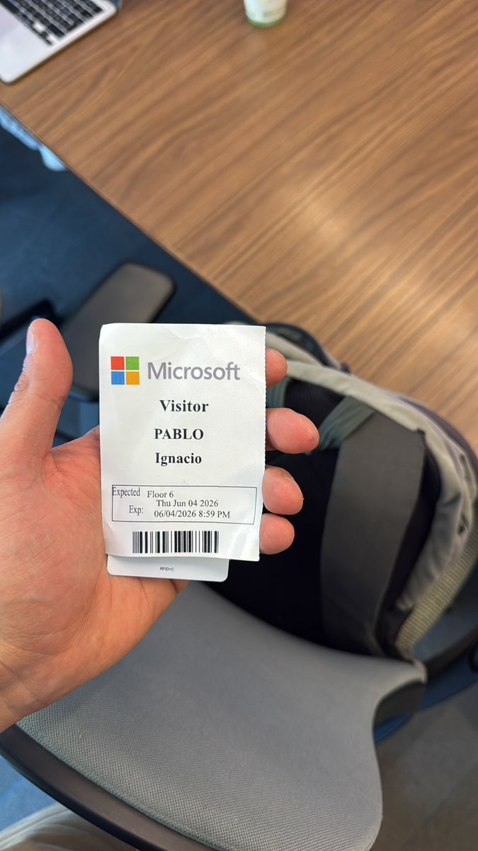 Caboning's tweet photo. Día de building en las oficinas de @Office  
We made it. https://t.co/1nts3VJXMZ