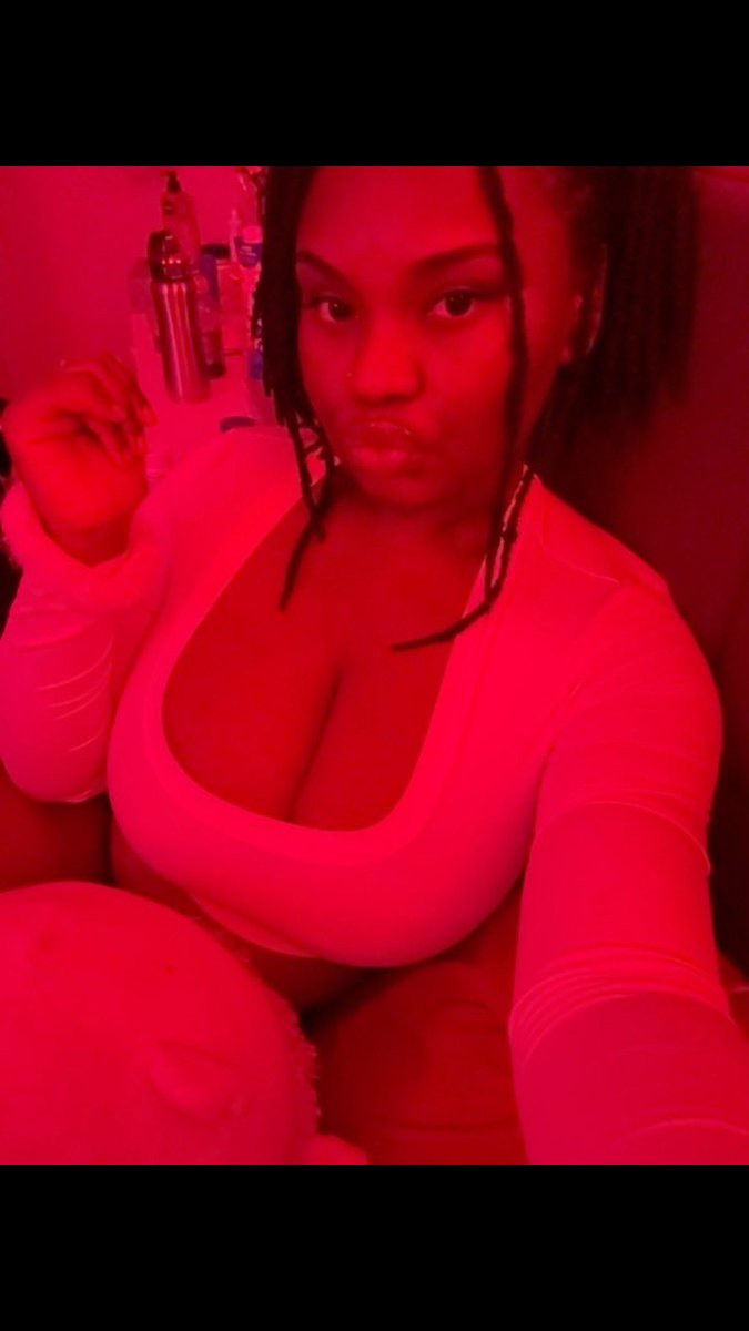 leyy509's tweet photo. Red light and me >>>>>>>
Getting ready >>> actually going out
#conceited https://t.co/tQcueJ00yM