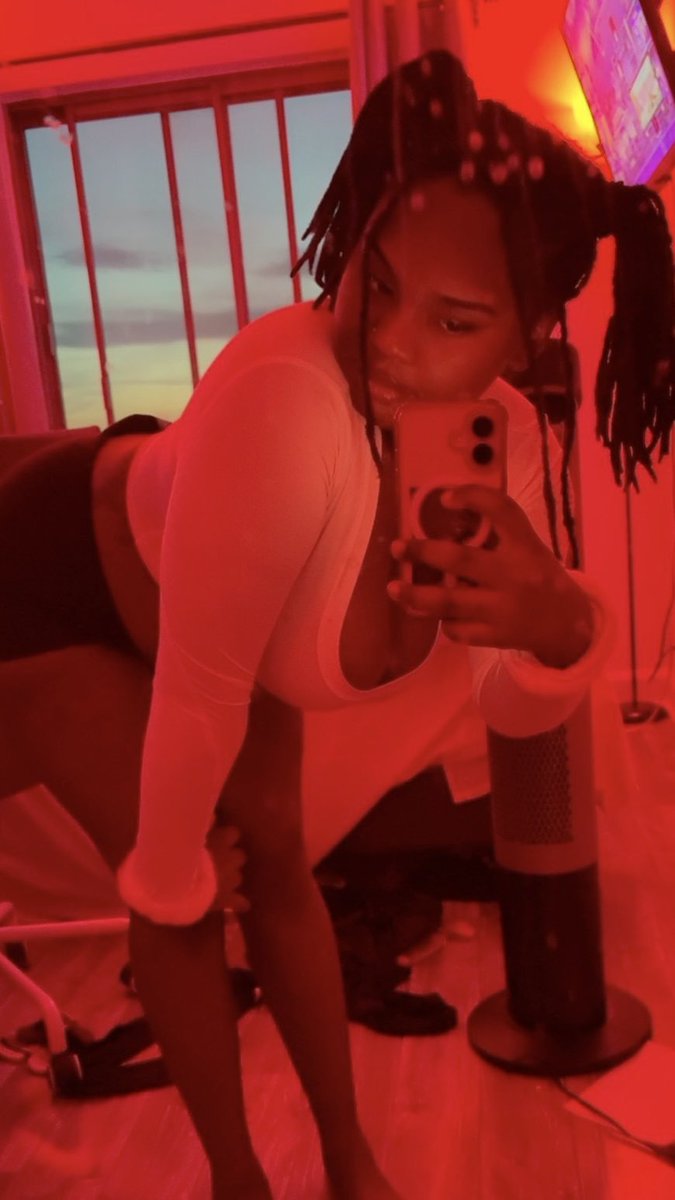 leyy509's tweet photo. Red light and me >>>>>>>
Getting ready >>> actually going out
#conceited https://t.co/tQcueJ00yM