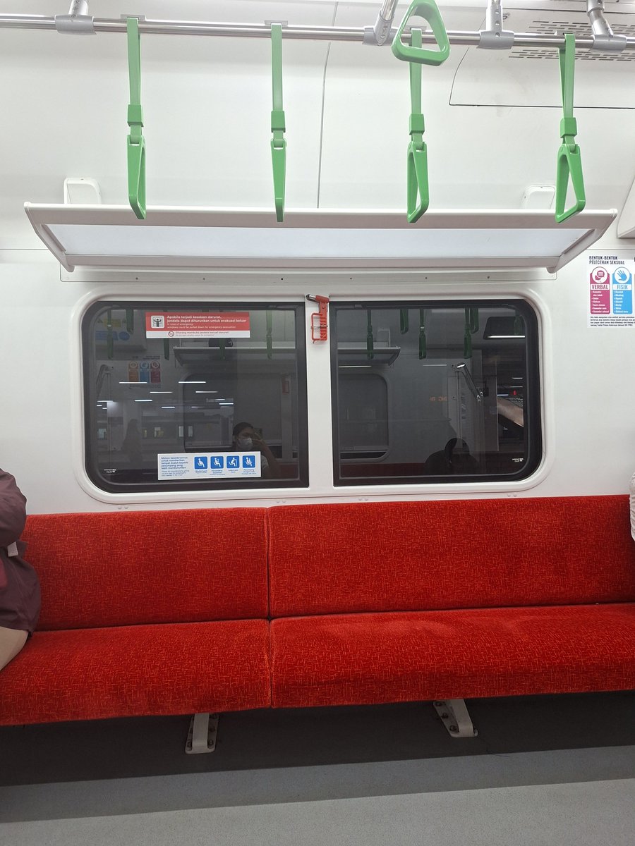 essphia's tweet photo. Kapan lagi di manggarai jam segini (8.33) sepi kan kereta nya 😬😬 https://t.co/zEuUMFUjEi