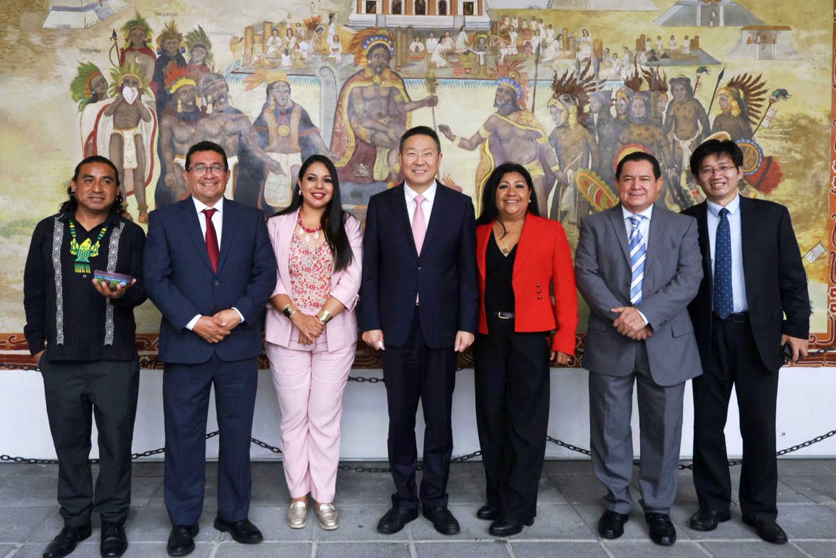 EmbChinaMex's tweet photo. El Embajador de China en México Chen Daojiang visita el Estado de Puebla

Del 2 al 3 de junio de 2026, el Embajador de China en México, Chen Daojiang, llevó a cabo una visita oficial al Estado de Puebla, durante la cual se reunió con diversas autoridades locales, entre ellas el Presidente del Congreso del Estado, Pável Gaspar, la presidenta municipal de San Pedro Cholula, Tonantzin Fernández, y la presidenta municipal de Zacatlán, Beatriz Sánchez. Durante su estancia, el Embajador Chen dio en el Congreso un discurso titulado “Unir orillas del Pacífico: escribir un nuevo capítulo de la cooperación”, asistió a la ceremonia inaugural de la Exposición de Trajes Tradicionales de las Etnias de China, celebrada en el municipio de Cholula, y sostuvo un encuentro con comunidades indígenas de Zacatlán.

En sus intervenciones, el Embajador Chen destacó que la amistad entre China y México cuenta con una larga historia y sólidos cimientos populares. Señaló asimismo que las cooperaciones entre gobiernos locales constituyen las fuerzas impulsoras más dinámicas de las relaciones bilaterales. Puebla, añadió que, es un estado emblemático por su riqueza histórica y cultural, así como por sus fortalezas en los ámbitos manufacturero, educativo y turístico. En este contexto, expresó la disposición de China de profundizar los intercambios y cooperaciones con el Estado de Puebla para promover un desarrollo cada vez más amplio y sólido de los vínculos sino-mexicanos a nivel local.

Por su parte, el Presidente del Congreso del Estado, junto con las presidentas municipales de San Pedro Cholula y Zacatlán, expresaron que Puebla otorga gran importancia al desarrollo de sus vínculos con China y está dispuesto a seguir fortaleciendo las cooperaciones bilaterales en todos los ámbitos.

Durante su estancia, el Embajador Chen también se reunió con representantes de la comunidad china en Puebla y realizó visitas a empresas de capital chino establecidas en el Estado.