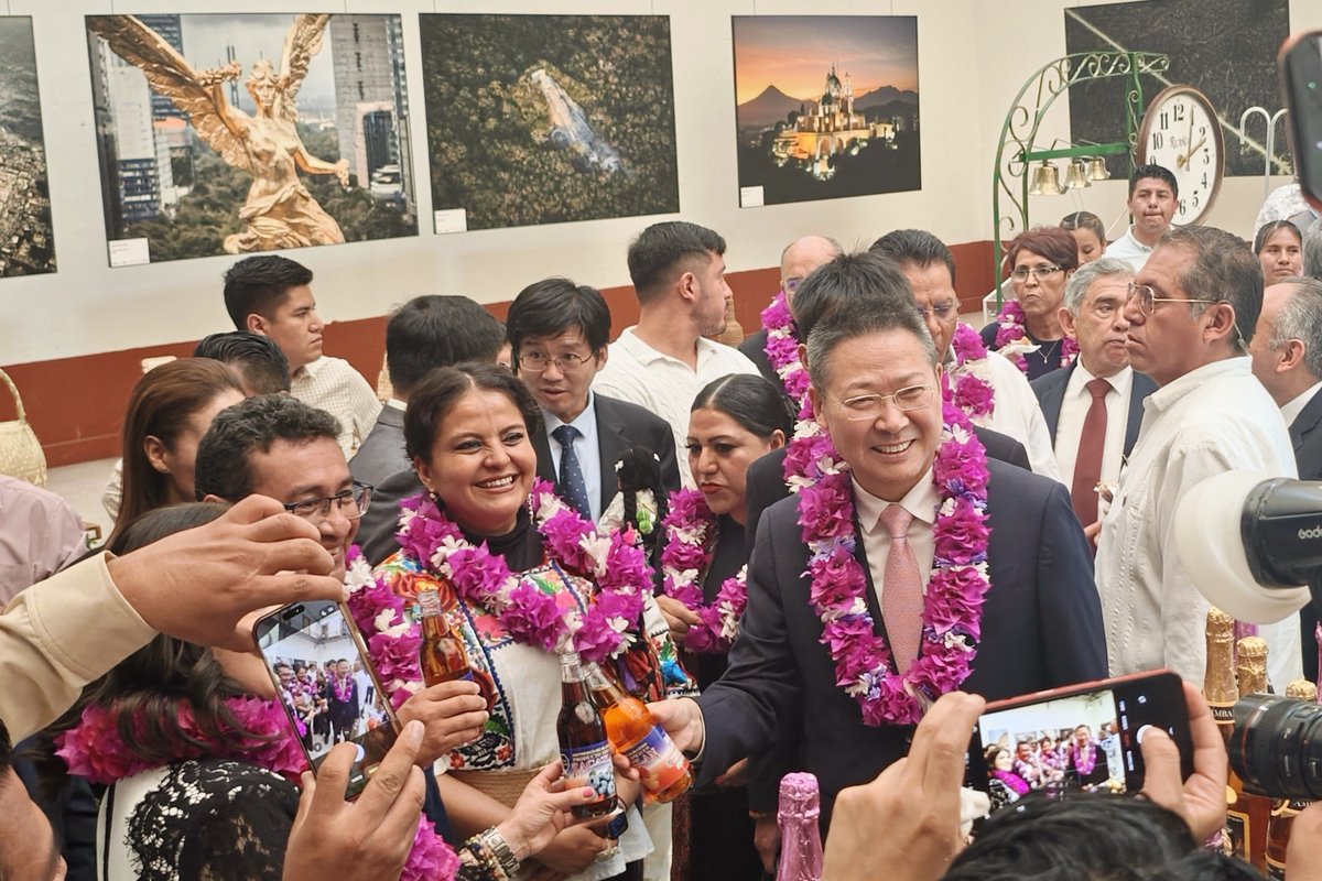 EmbChinaMex's tweet photo. El Embajador de China en México Chen Daojiang visita el Estado de Puebla

Del 2 al 3 de junio de 2026, el Embajador de China en México, Chen Daojiang, llevó a cabo una visita oficial al Estado de Puebla, durante la cual se reunió con diversas autoridades locales, entre ellas el Presidente del Congreso del Estado, Pável Gaspar, la presidenta municipal de San Pedro Cholula, Tonantzin Fernández, y la presidenta municipal de Zacatlán, Beatriz Sánchez. Durante su estancia, el Embajador Chen dio en el Congreso un discurso titulado “Unir orillas del Pacífico: escribir un nuevo capítulo de la cooperación”, asistió a la ceremonia inaugural de la Exposición de Trajes Tradicionales de las Etnias de China, celebrada en el municipio de Cholula, y sostuvo un encuentro con comunidades indígenas de Zacatlán.

En sus intervenciones, el Embajador Chen destacó que la amistad entre China y México cuenta con una larga historia y sólidos cimientos populares. Señaló asimismo que las cooperaciones entre gobiernos locales constituyen las fuerzas impulsoras más dinámicas de las relaciones bilaterales. Puebla, añadió que, es un estado emblemático por su riqueza histórica y cultural, así como por sus fortalezas en los ámbitos manufacturero, educativo y turístico. En este contexto, expresó la disposición de China de profundizar los intercambios y cooperaciones con el Estado de Puebla para promover un desarrollo cada vez más amplio y sólido de los vínculos sino-mexicanos a nivel local.

Por su parte, el Presidente del Congreso del Estado, junto con las presidentas municipales de San Pedro Cholula y Zacatlán, expresaron que Puebla otorga gran importancia al desarrollo de sus vínculos con China y está dispuesto a seguir fortaleciendo las cooperaciones bilaterales en todos los ámbitos.

Durante su estancia, el Embajador Chen también se reunió con representantes de la comunidad china en Puebla y realizó visitas a empresas de capital chino establecidas en el Estado.