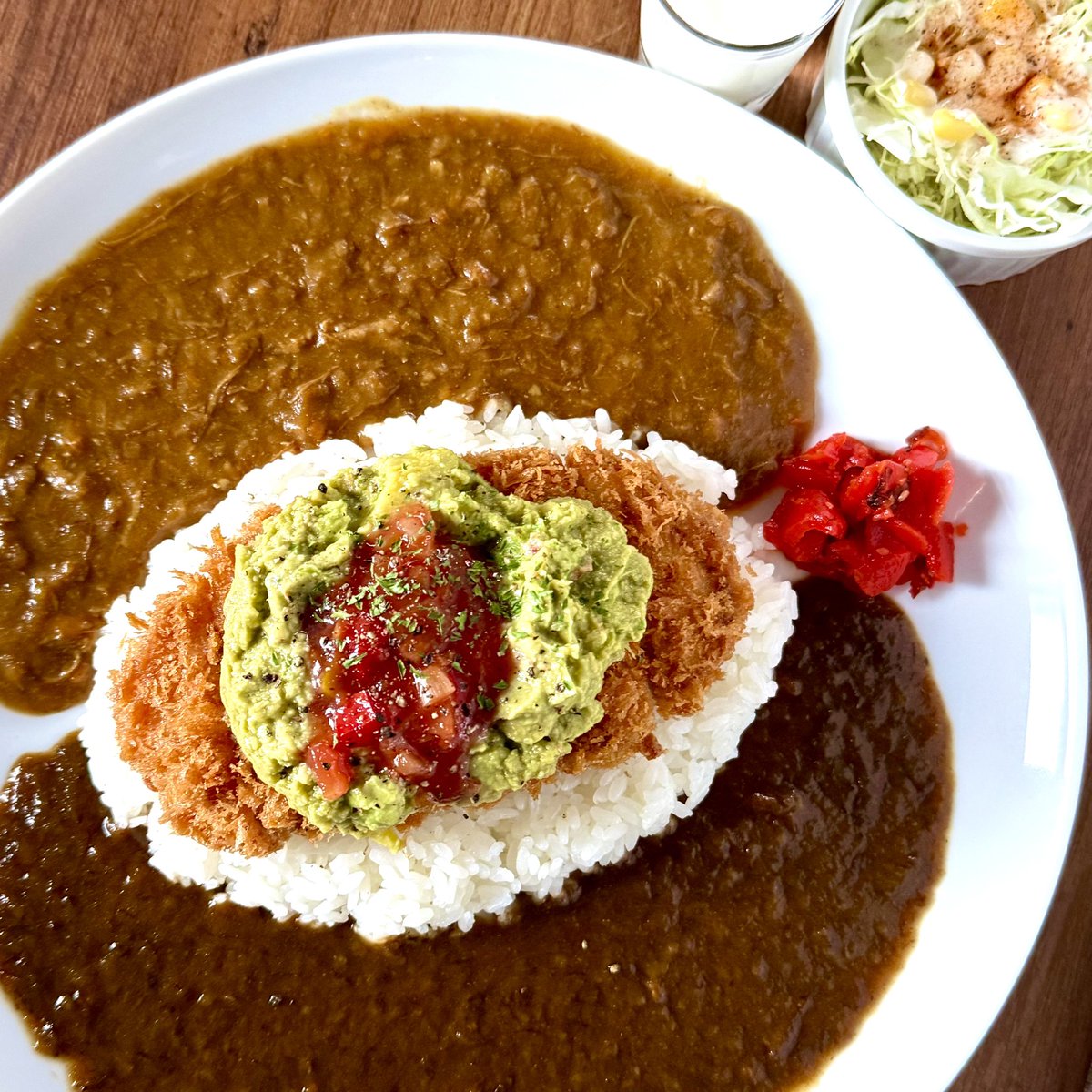curry_pot_h's tweet photo. 「ビーフとチキンの2色カレー」に「ロースカツ」と「ワカモレサルサ」‼️

今日もよろしくお願いします〜😁
#平塚グルメ  #秦野グルメ  #湘南カレー  #東海大学 https://t.co/tgaHW6BIbx