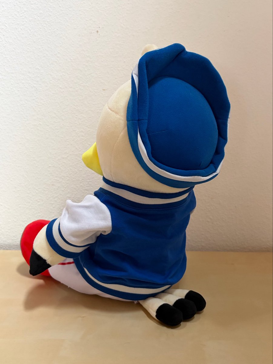 yfm_nori_0's tweet photo. 柏戦でもらったスタジャン風マリノス君フード付きタオルがカッコよくて、マリノス君ぬいぐるみにスタジャンを作ってみました！
Mと、トリコロールにカモメのワッペンを見つけたので前にペタリと☺️背中はそのままでもいいかな〜😊
#fmarinos 
#マ���サポぬい撮り部 https://t.co/UKSNESbGZC
