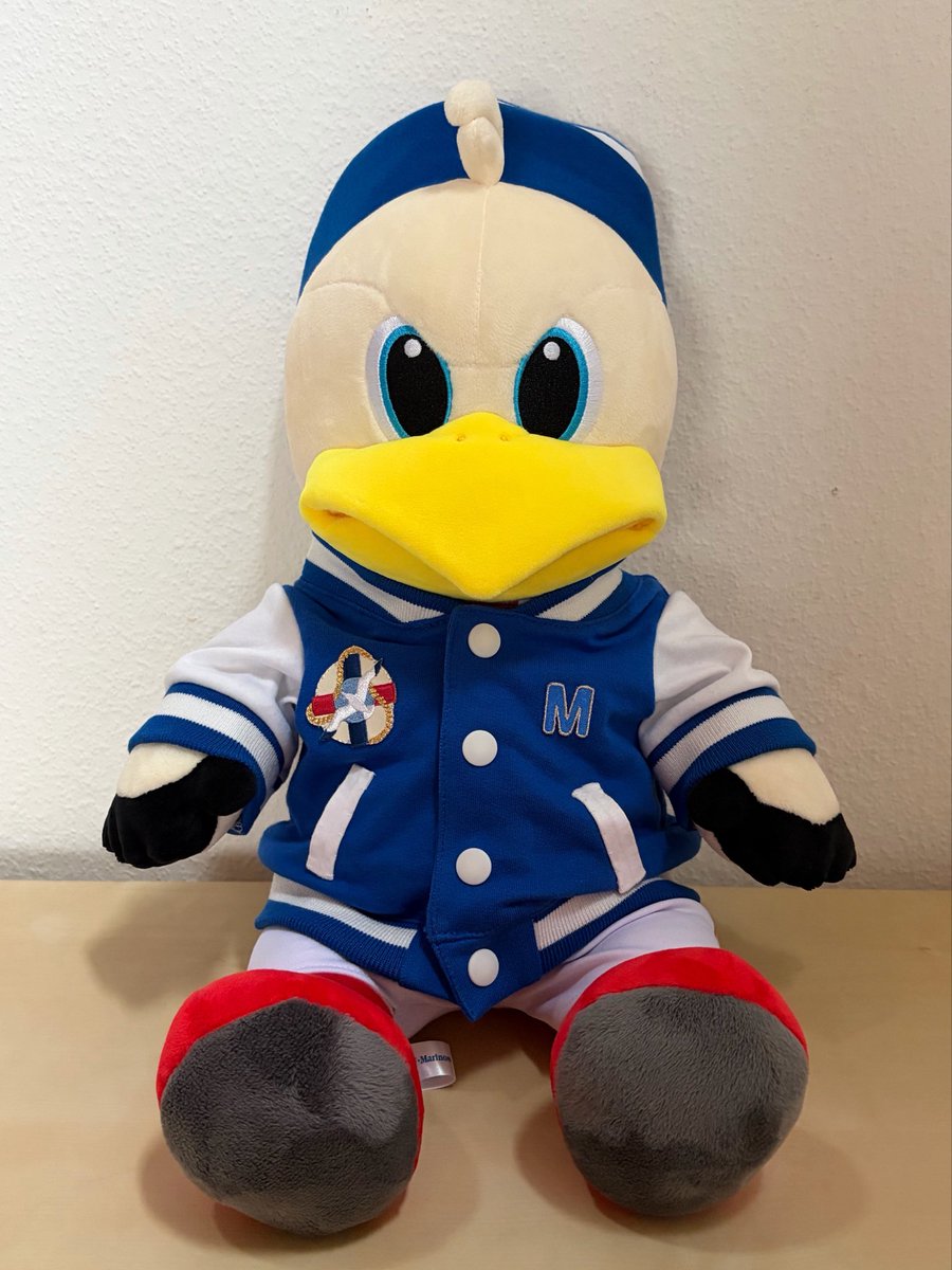 yfm_nori_0's tweet photo. 柏戦でもらったスタジャン風マリノス君フード付きタオルがカッコよくて、マリノス君ぬいぐるみにスタジャンを作ってみました！
Mと、トリコロールにカモメのワッペンを見つけたので前にペタリと☺️背中はそのままでもいいかな〜😊
#fmarinos 
#マ���サポぬい撮り部 https://t.co/UKSNESbGZC