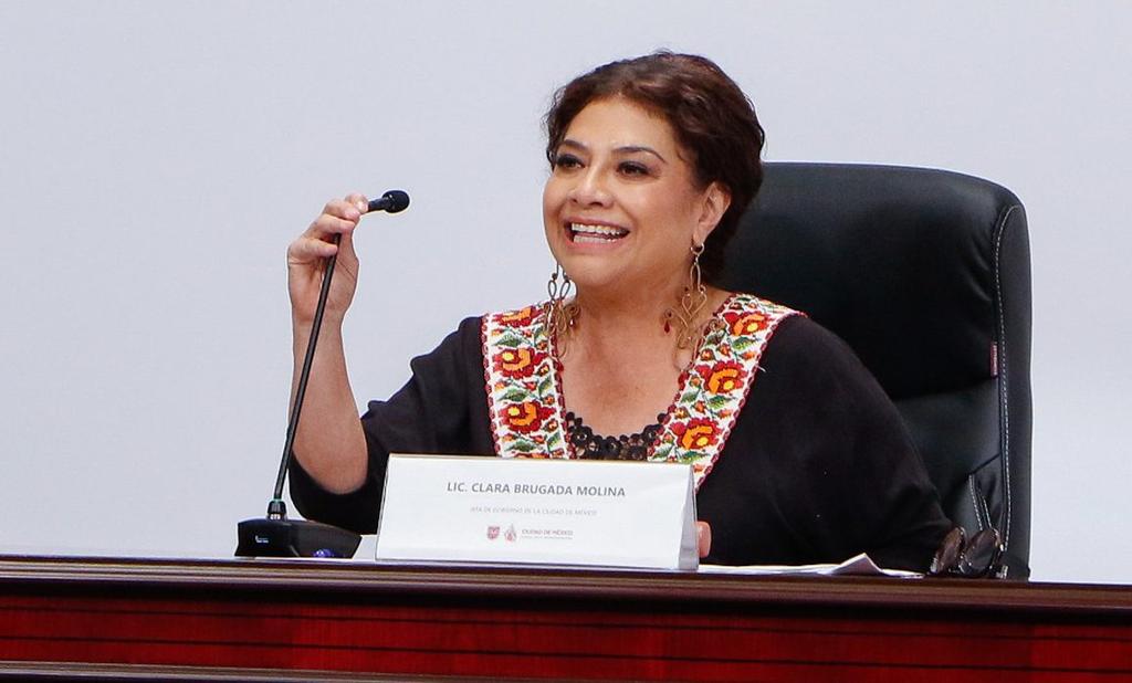 charli_bad's tweet photo. @ClaraBrugadaM Por cierto, esta eres tú antes de todo el desmadre del mundial. Solo te interesa salir mejor maquillada y peinada (creo que desde que te reuniste con Infantino), dicha frivolidad me valdría madre, sino fuera por tu completa ineptitud gobernando. Solo te interesa el foco. https://t.co/8ChI4ZTkaY
