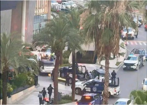 revistacodigo21's tweet photo. Se confirma que fuerte movilización policial en plaza comercial Fashion Drive de San Pedro, Nuevo León fue por falsa alarma de persona baleada.
Autoridades mantienen alerta en #SPGG porque es un método que usan criminales para medir capacidad de respuesta o para distraerlos. https://t.co/AjmlRZxrzx