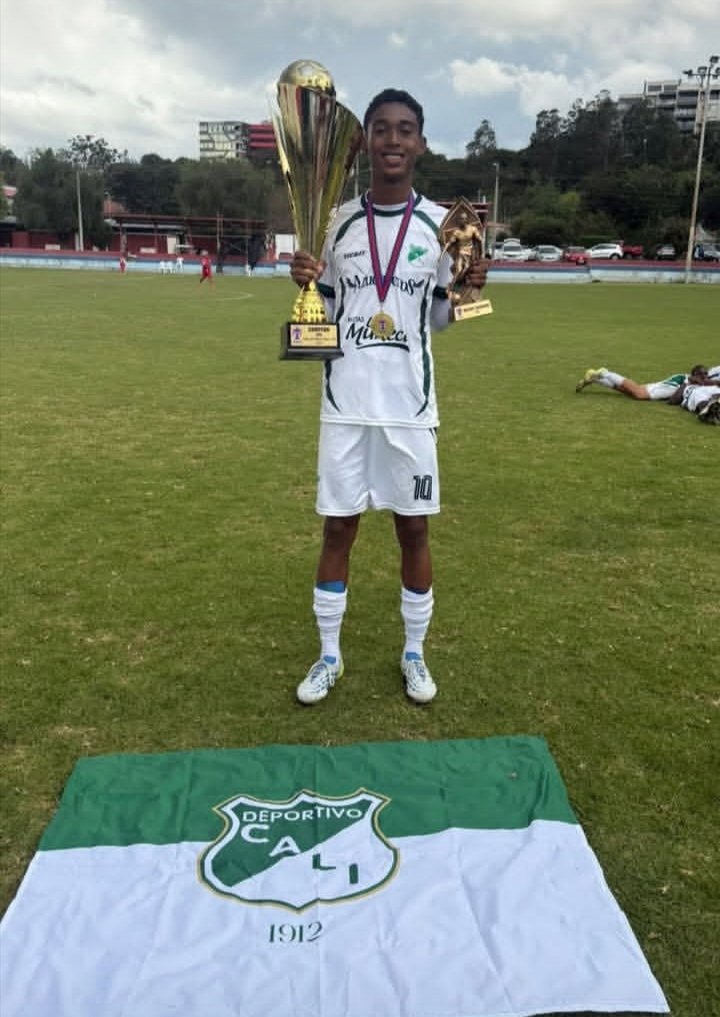 JvenesPromesas3's tweet photo. Deportivo Cali U15 campeón de la CSNA International Cup en Ecuador.
Ojito con el número 10 Juan jose Burbano 👀
Extremo - creativo ambidiestro.
Categoria 2011.
Hijo del ex jugador Hernan Darío Burbano 👀
Derrocha mucho talento el pelao 💯 https://t.co/HXJuW5Oeuf