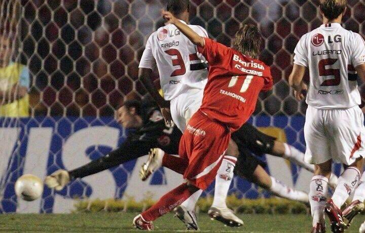 MonteRio83's tweet photo. São Paulo 1 x 2 Inter. Primeiro gol. Libertadores 2006. https://t.co/lQT94Ptn6Q