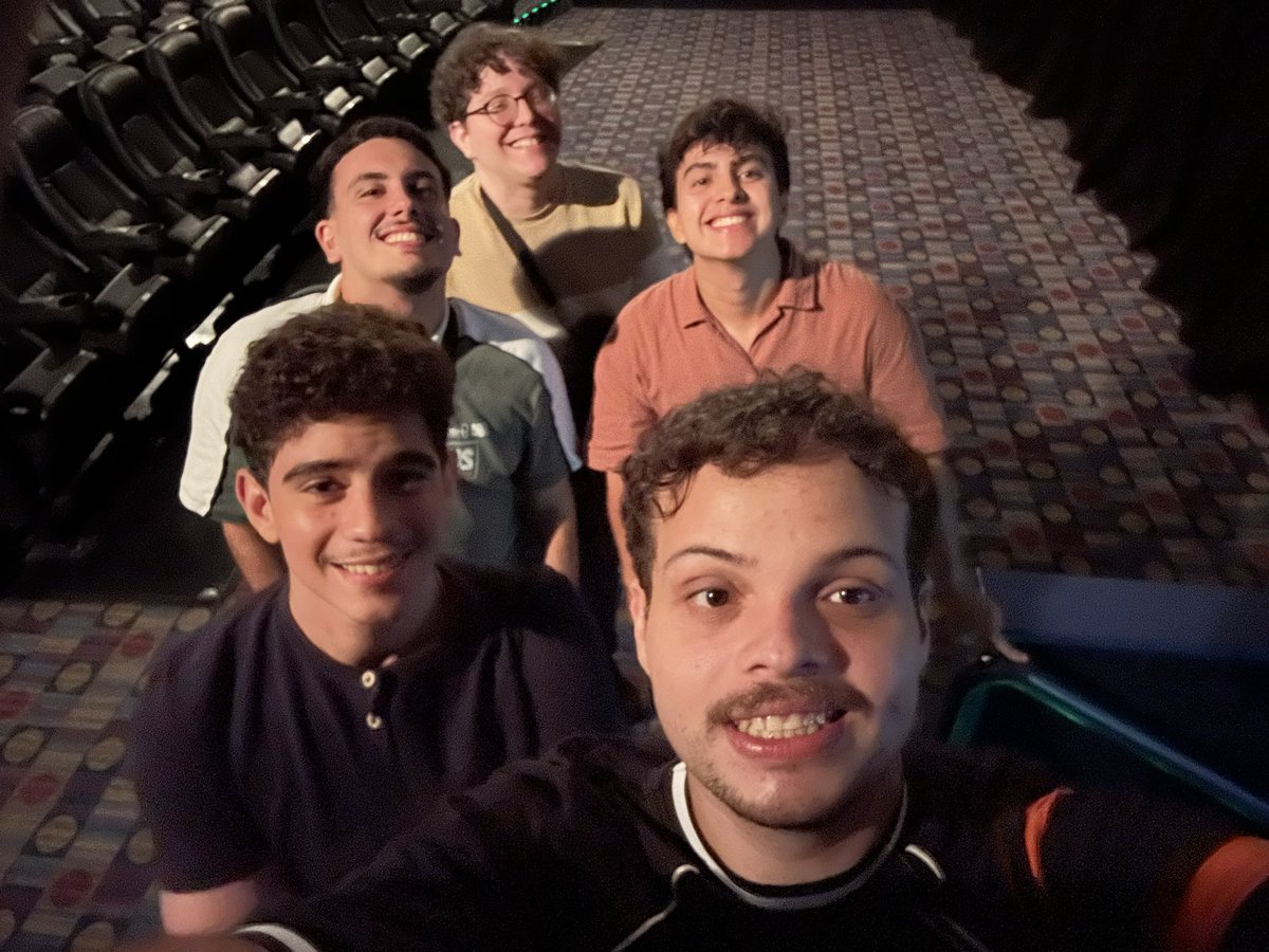 imnotjusy's tweet photo. tao legal sair de casal com outro casal de amigos gays (e o primo hetero de rene) te amo rene e julio https://t.co/kHVBLgqe5L