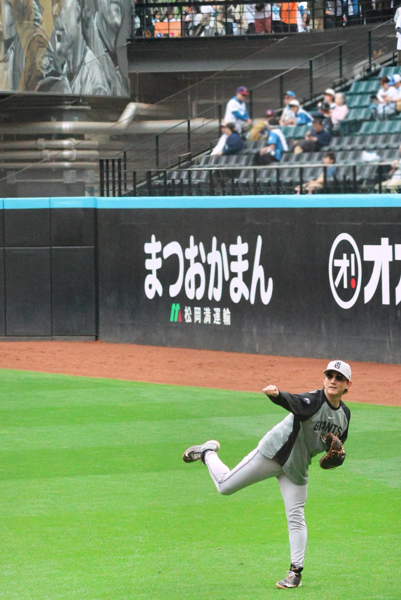 emmybbc's tweet photo. 先日のエスコンで見た
小林誠司捕手の試合前練習の大遠投を
元画像サイズでInstagramにup
初夏の風に乗って気持ちよさそうでした
https://t.co/uo7wOsl8tG

昨日は今季初スタメンマスク
マー君さんのリードに好守備
見事でした
巨人はピンチを乗り切っていこう

#giants #小林誠司 #坂本勇人 #岸田行倫 https://t.co/fZdYYG7iQi