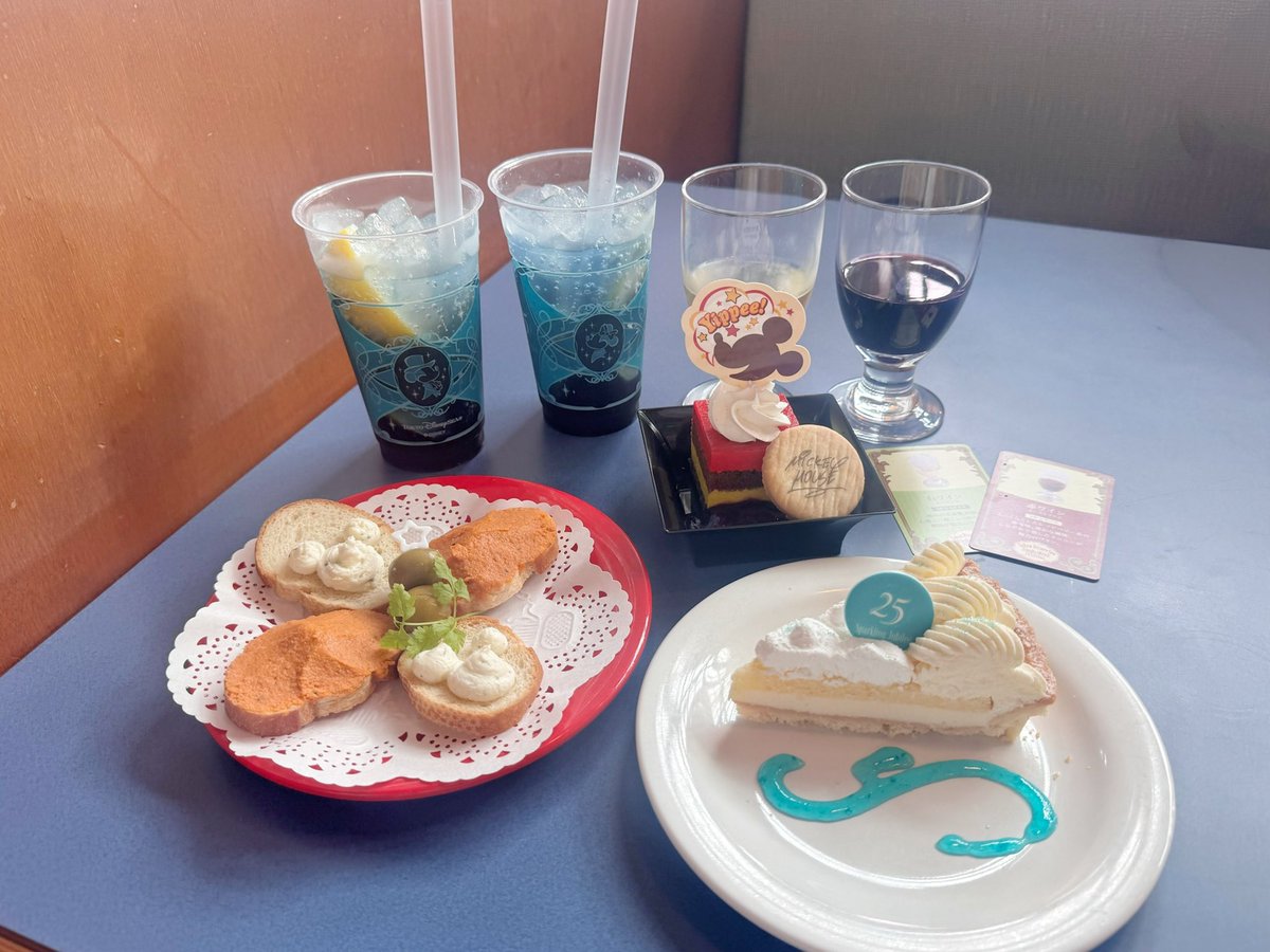 dounatten_'s tweet photo. 爆食ディズニー(>ᴗ<)🎶
ユカタンドックとかも久々に食べた⬅️ https://t.co/Y2UKA9d7my