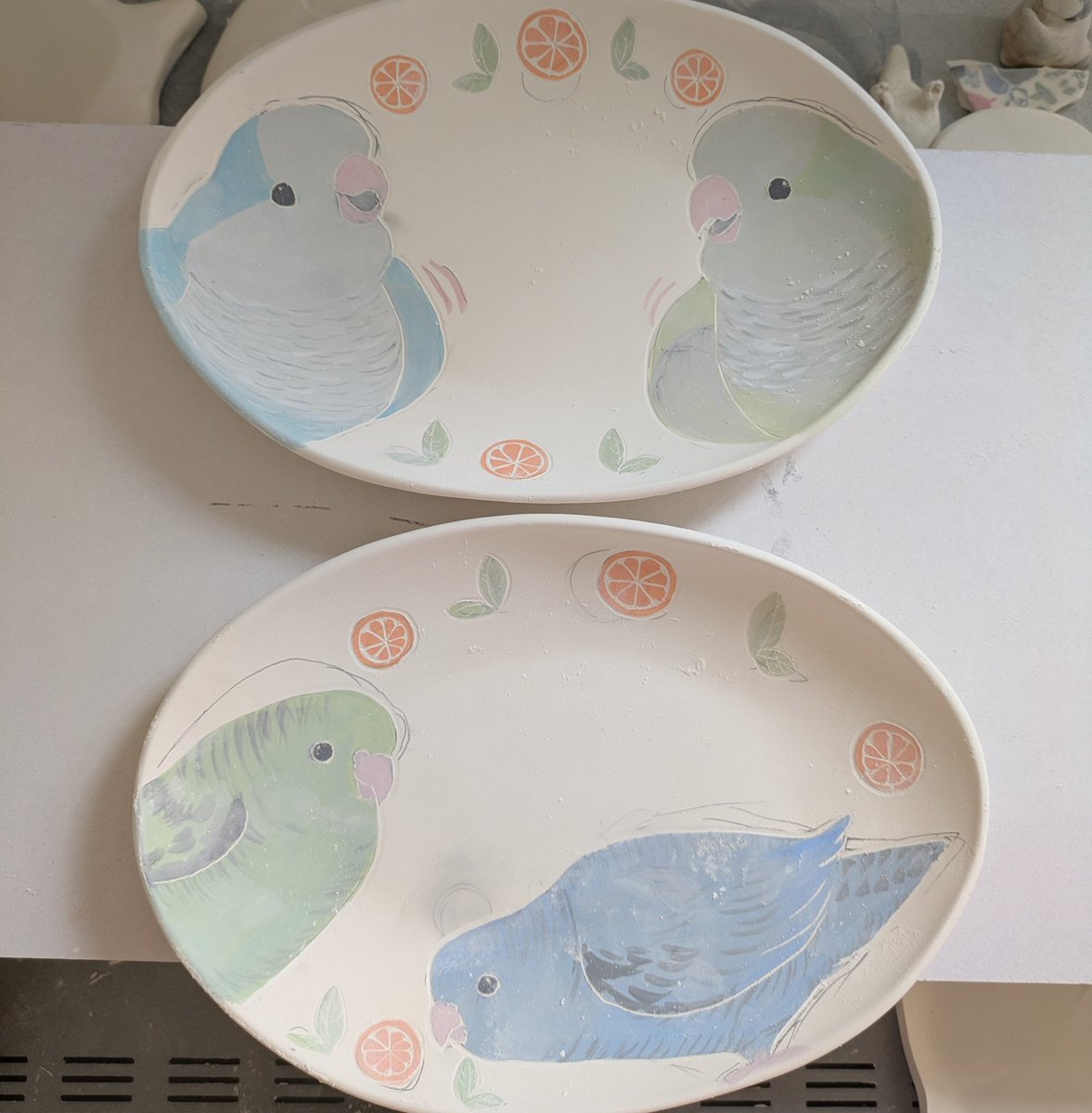 studio_wallis's tweet photo. パスタ皿も窯詰めしました🦜🙌
もちろんこちらも発送に間に合わないので手持ち搬入を予定してます🤣
搬入用のリュックも進化したので余裕でいけるはず...🤔
#小鳥ガーデン
#オキナインコ
#サザナミインコ https://t.co/feYOpJ95bA