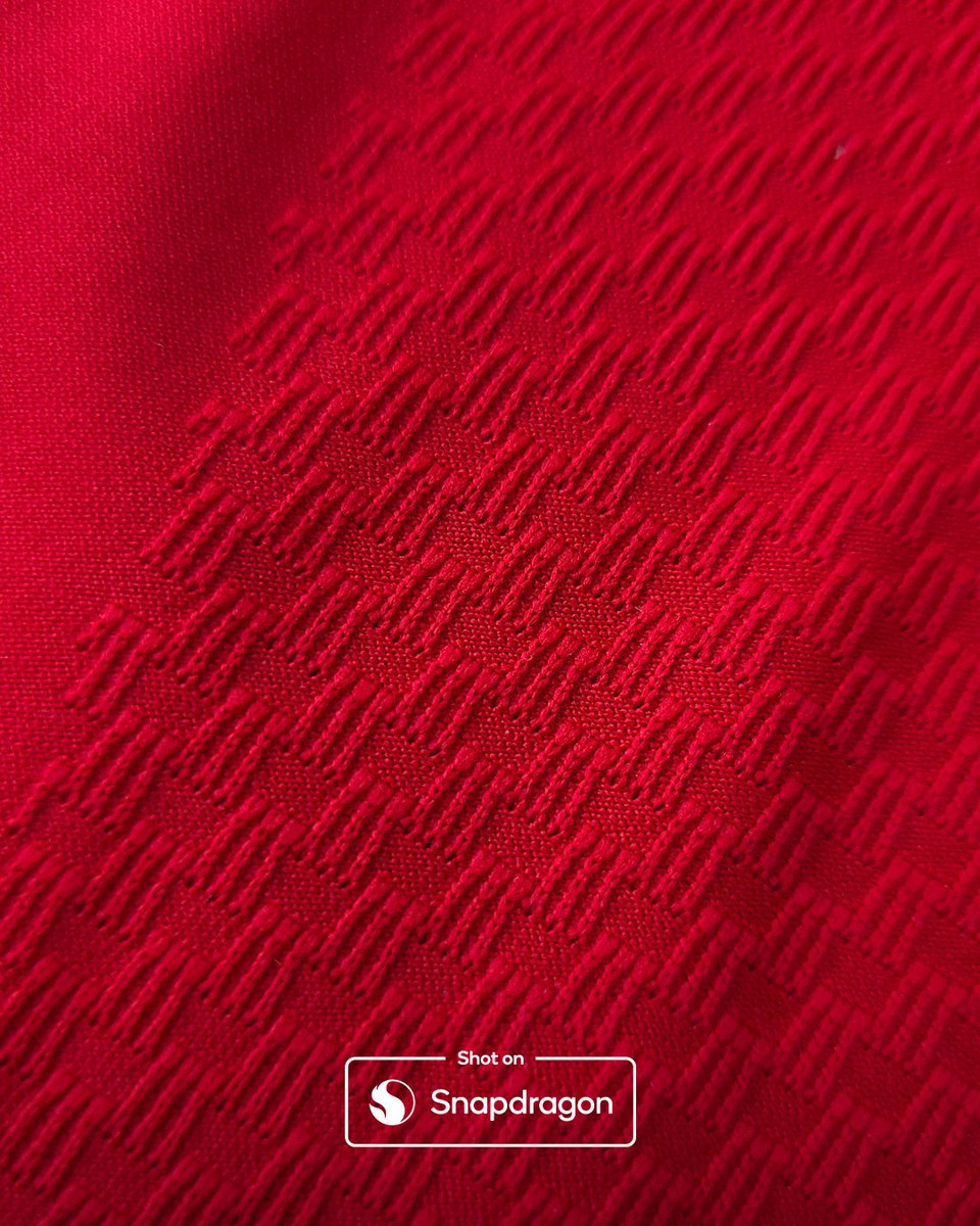 Snapdragon_JPN's tweet photo. 2026/27シーズン、新たに公開された #マンチェスター・ユナイテッド のホームユニフォーム✨

今シーズンもフロントに堂々と配置された #Snapdragon のロゴとともに、より力強さを増したディテールが目を引きます🐉

ホームユニフォームの進化した魅力を、今すぐチェックしてみてください⚽ https://t.co/dIozyBWKhL