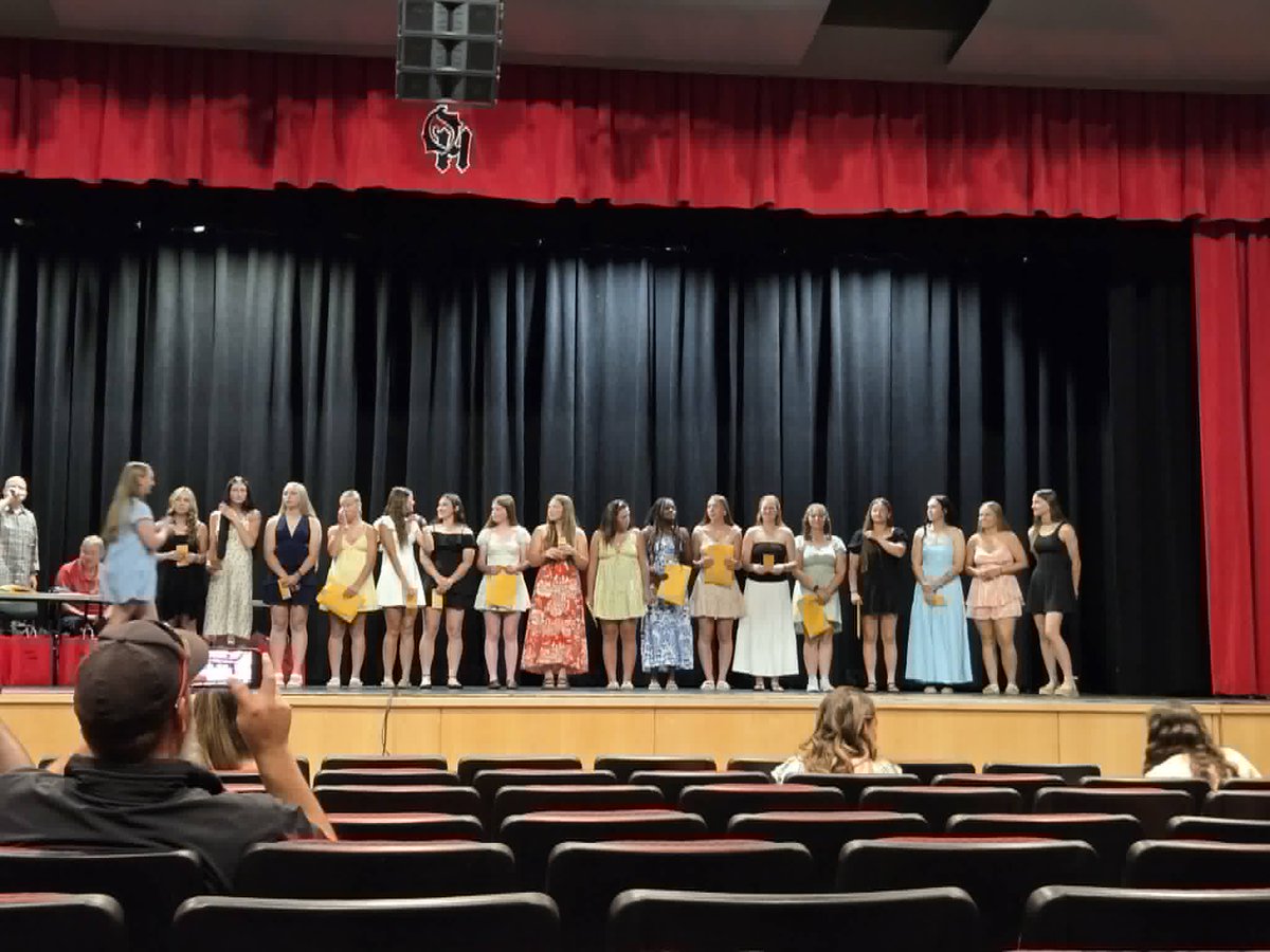 PaytonVeneman's tweet photo. Saying goodbye is not easy! Wrapping up the season with awards last night. Overall, not a bad season for the squad 22-6 and making it to Regionals. It has been a road for sure and now I look forward to my future. https://t.co/OIynHxVavM