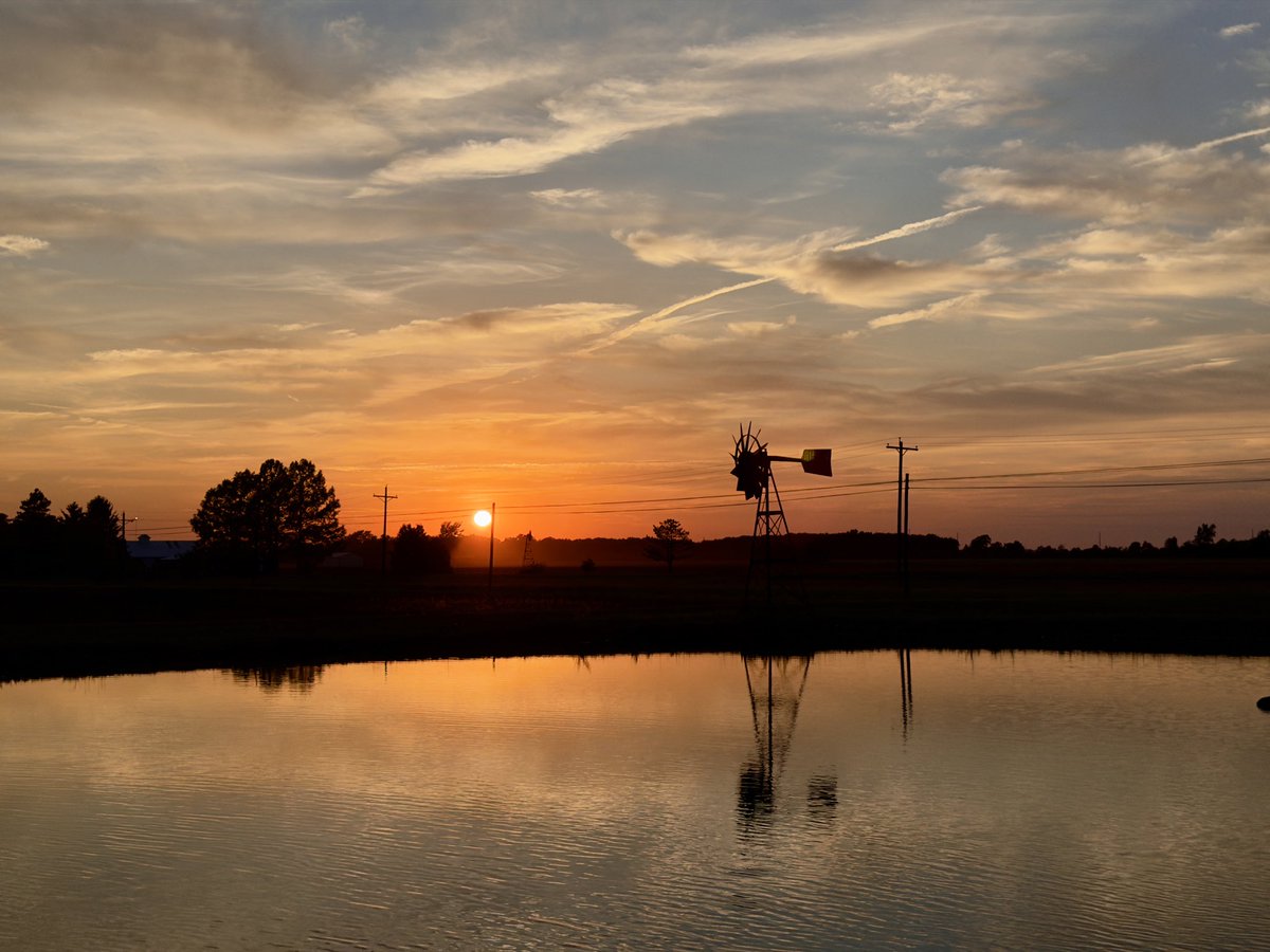 StephBuckeyeFan's tweet photo. Thursday Sunset, taken near Jewell, OH , on June 4, 2026. #yestv @NWSIWX @WeatherNation @weatherchannel @wxunfiltered @AMHQ @DanSmithWeather @ChrisWTOL @JohnWTOL @JayBerschback @RossElletWX @kayleebowerstv @DerekWittWx @realalexwilson @JenCarfagno @DavisWellsWX https://t.co/i1DFnqkhKt