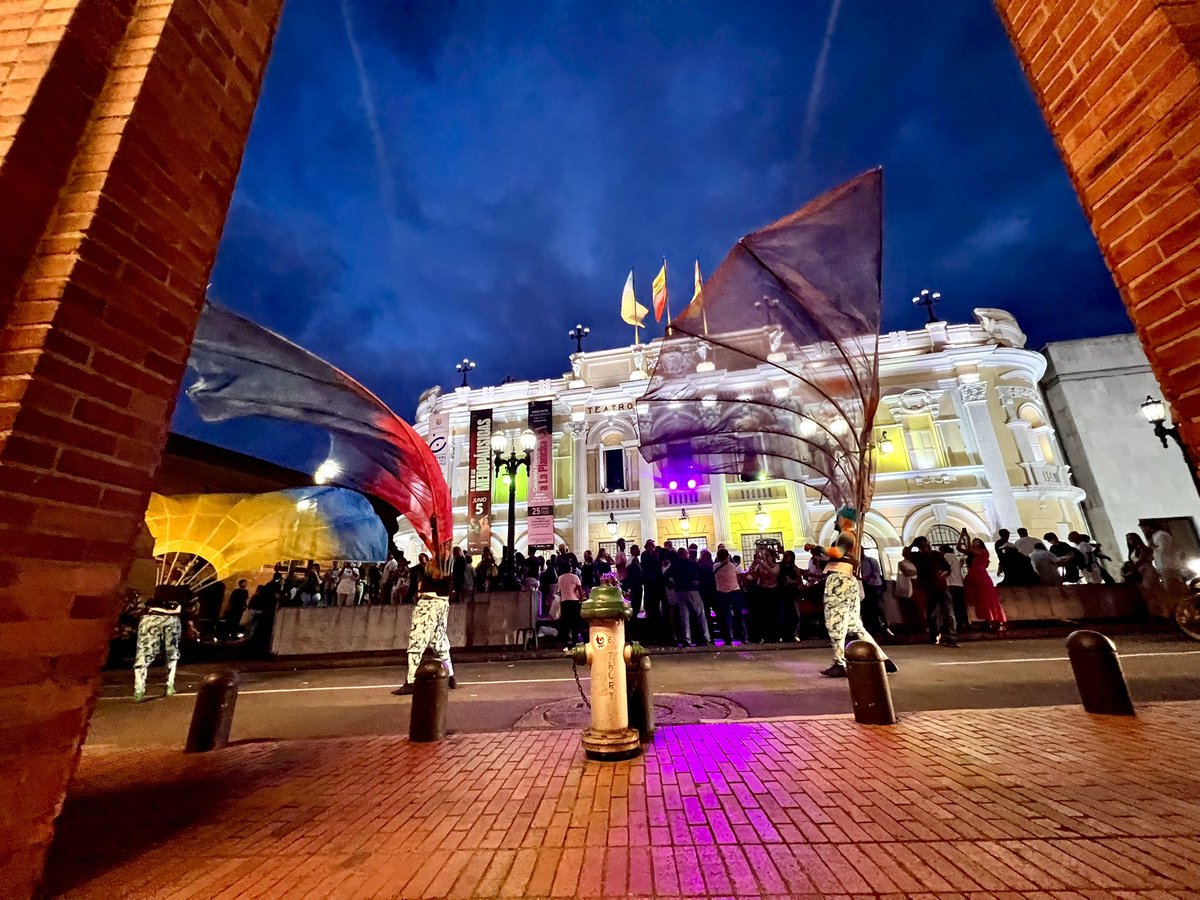 FITeatroCali's tweet photo. ¡La fiesta empezó desde la calle! 🎭 

✋Antes de abrir las puertas de nuestra sala principal, la magia ya se sentía en las afueras del @TmunicipalCali con una activación mágica. ✨ 

🎭 Demostramos que en Cali el teatro llegó a cada esquina.

#FITCali2026 https://t.co/L7EZYumb6U