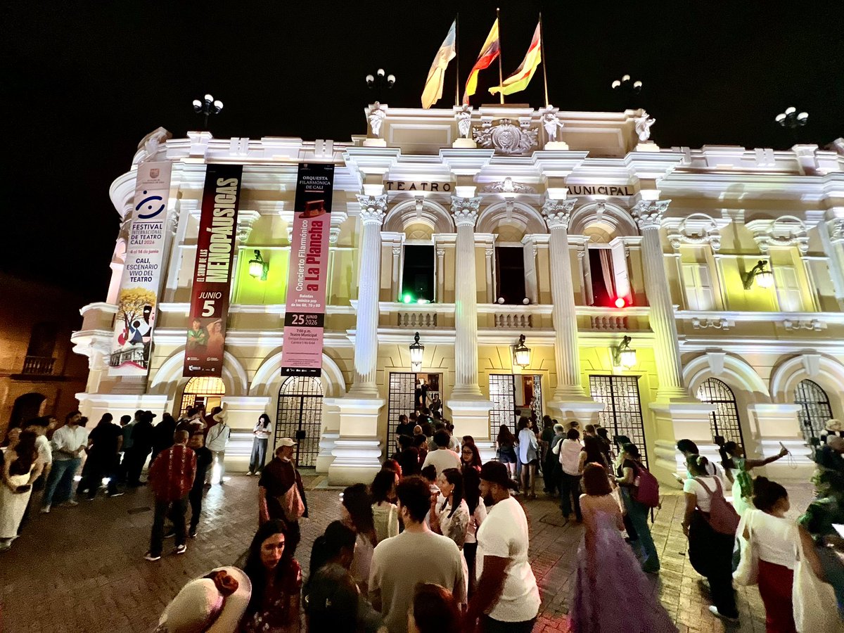 FITeatroCali's tweet photo. ¡La fiesta empezó desde la calle! 🎭 

✋Antes de abrir las puertas de nuestra sala principal, la magia ya se sentía en las afueras del @TmunicipalCali con una activación mágica. ✨ 

🎭 Demostramos que en Cali el teatro llegó a cada esquina.

#FITCali2026 https://t.co/L7EZYumb6U