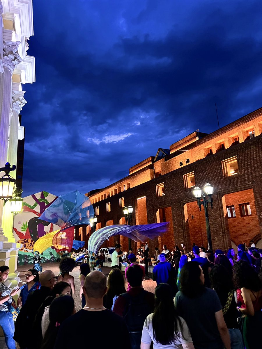 FITeatroCali's tweet photo. ¡La fiesta empezó desde la calle! 🎭 

✋Antes de abrir las puertas de nuestra sala principal, la magia ya se sentía en las afueras del @TmunicipalCali con una activación mágica. ✨ 

🎭 Demostramos que en Cali el teatro llegó a cada esquina.

#FITCali2026 https://t.co/L7EZYumb6U