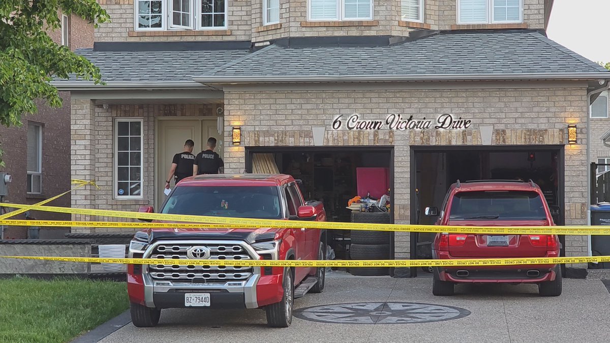 Media371's tweet photo. .@PeelPolice investigating a fatal shooting at a home on Crown Victoria Drive in #Brampton earlier. Male victim pronounced dead on scene. @PeelHomicide detectives notified. https://t.co/G2MB8LmpGw