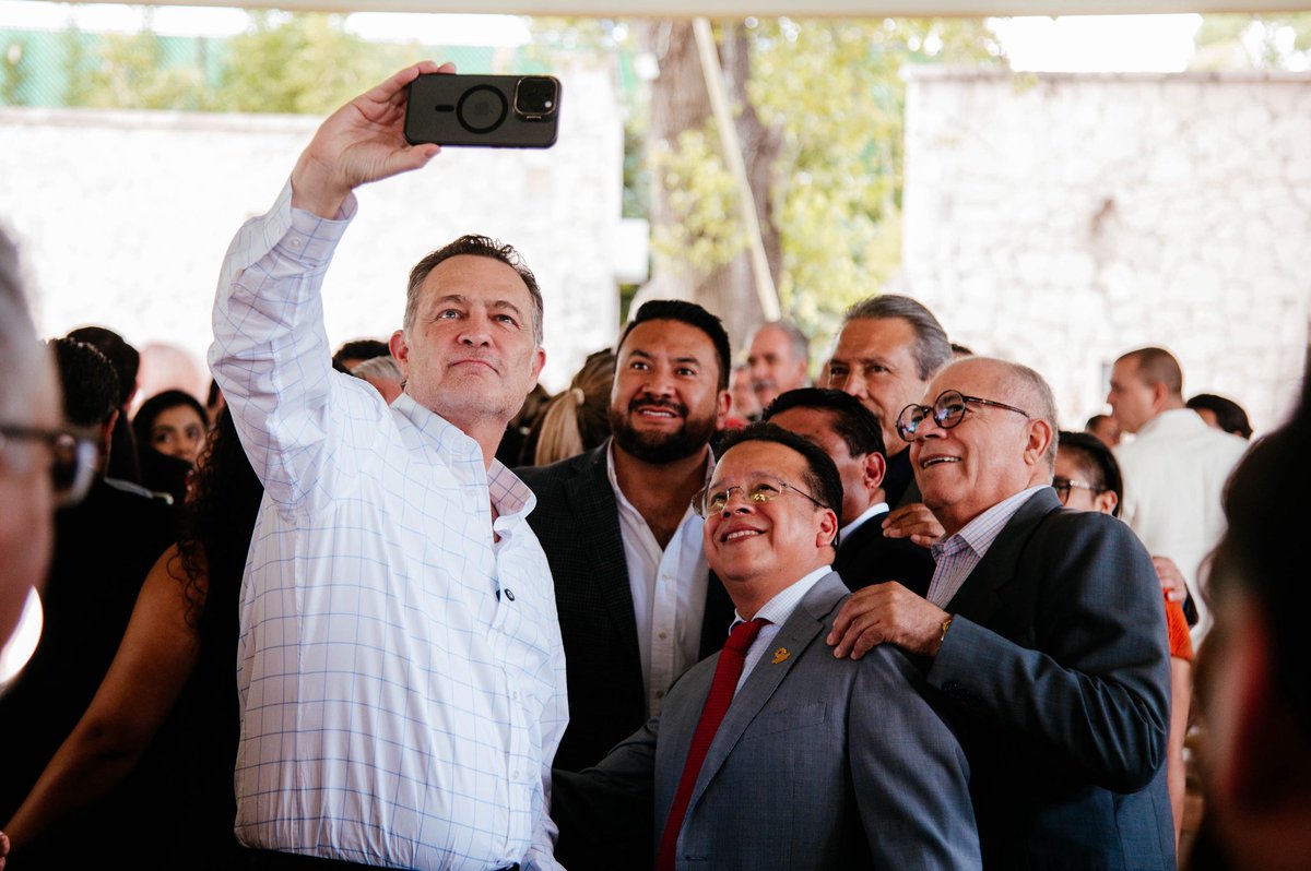makugo's tweet photo. El gran reto de #Querétaro no es crecer más rápido que los demás, sino crecer mejor.

Uno de los mayores desafíos de nuestro estado es el de la movilidad, y lo estamos superando con diálogo, participación y disposición para construir juntos: de acuerdo al INEGI, las y los queretanos ya viven y perciben una clara mejora en el transporte público. Agradezco a las cámaras, colegios y asociaciones reunidas esta tarde, el intercambio de ideas para impulsar la movilidad y elevar la calidad de vida de las familias queretanas.