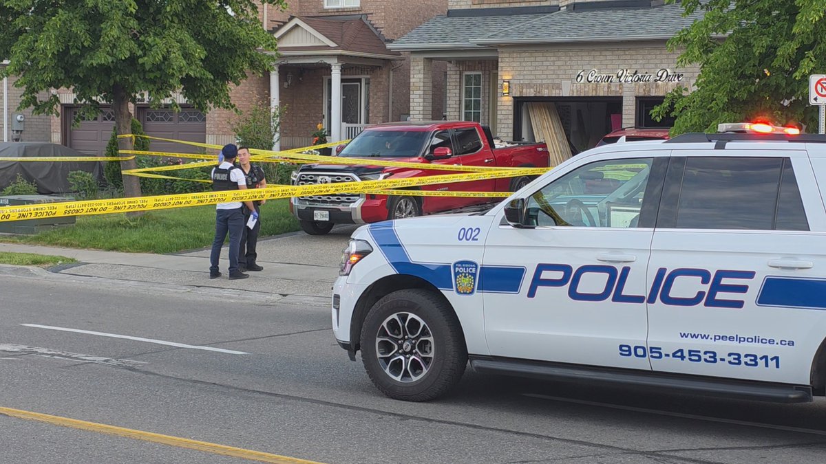 Media371's tweet photo. .@PeelPolice investigating a fatal shooting at a home on Crown Victoria Drive in #Brampton earlier. Male victim pronounced dead on scene. @PeelHomicide detectives notified. https://t.co/G2MB8LmpGw