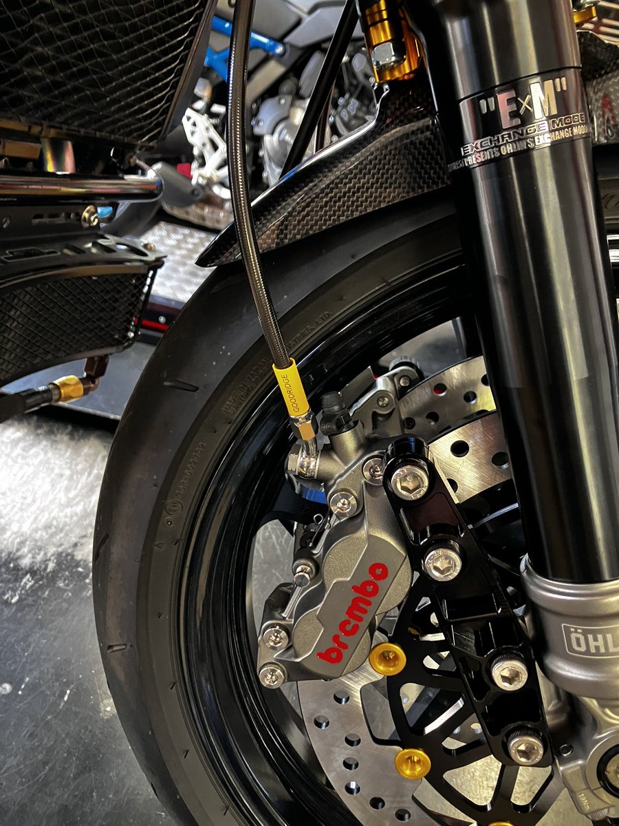 piwasaki's tweet photo. 【忍者復活への道】
ブレーキホースの取り回しはいつも悩みます💦伸び切りでもフルストロークでも問題なく、且つ緩やかなラインを目指します👍

#kawasaki 
#gpz900r 
#復活への道 
#パーツランドイワサキ https://t.co/8DmwIEyERu