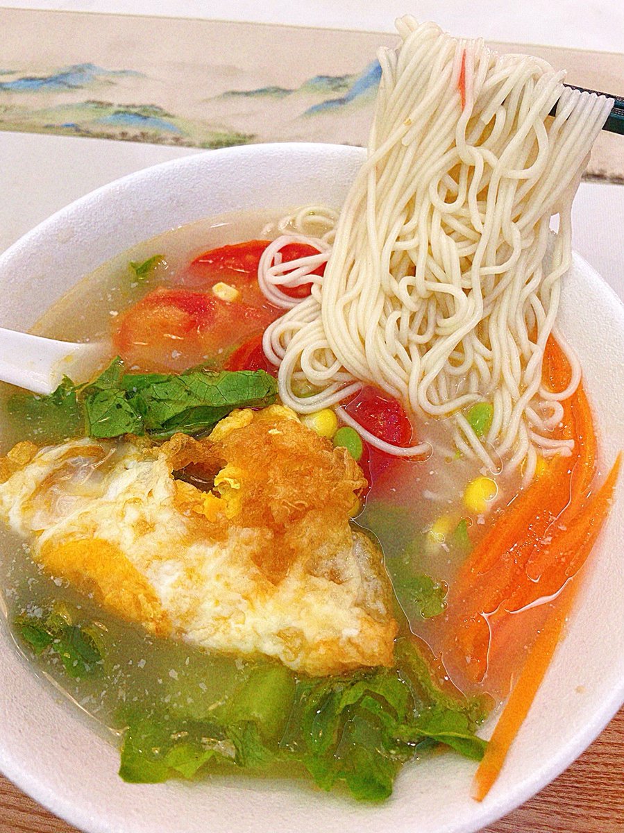 FontolanLuca's tweet photo. 今早的活力来源是这碗热腾腾的青菜鸡蛋面，汤鲜面滑，吃完浑身暖和～ https://t.co/AIcymWMN3M