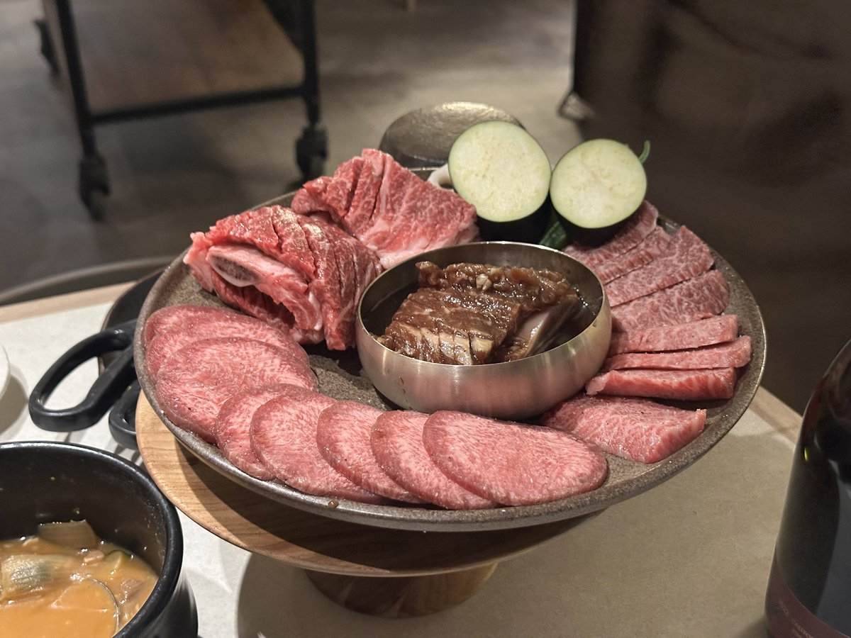 _91mmm's tweet photo. アメリカ発の韓国料理屋【KALBI SOCIAL CLUB】が赤坂に！ついに行けた〜🫰カルビはもちろんふわふわ柔らかで超美味しいし、ユッケも極上でペロリ🥺ワインもめちゃ美味しくて最高でした🤍あと焼肉屋のはずなのに服が臭くならない…！！！とっても綺麗だし店内もゆったりしててエレベーターもある！ https://t.co/xM7JmP0Fnd