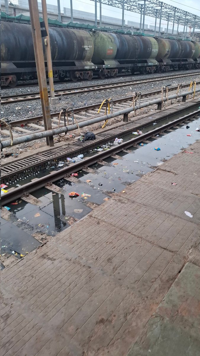 09Sandesh's tweet photo. @AshwiniVaishnaw pathetic situation at ahmedabad railway station https://t.co/w9dmywf6UZ