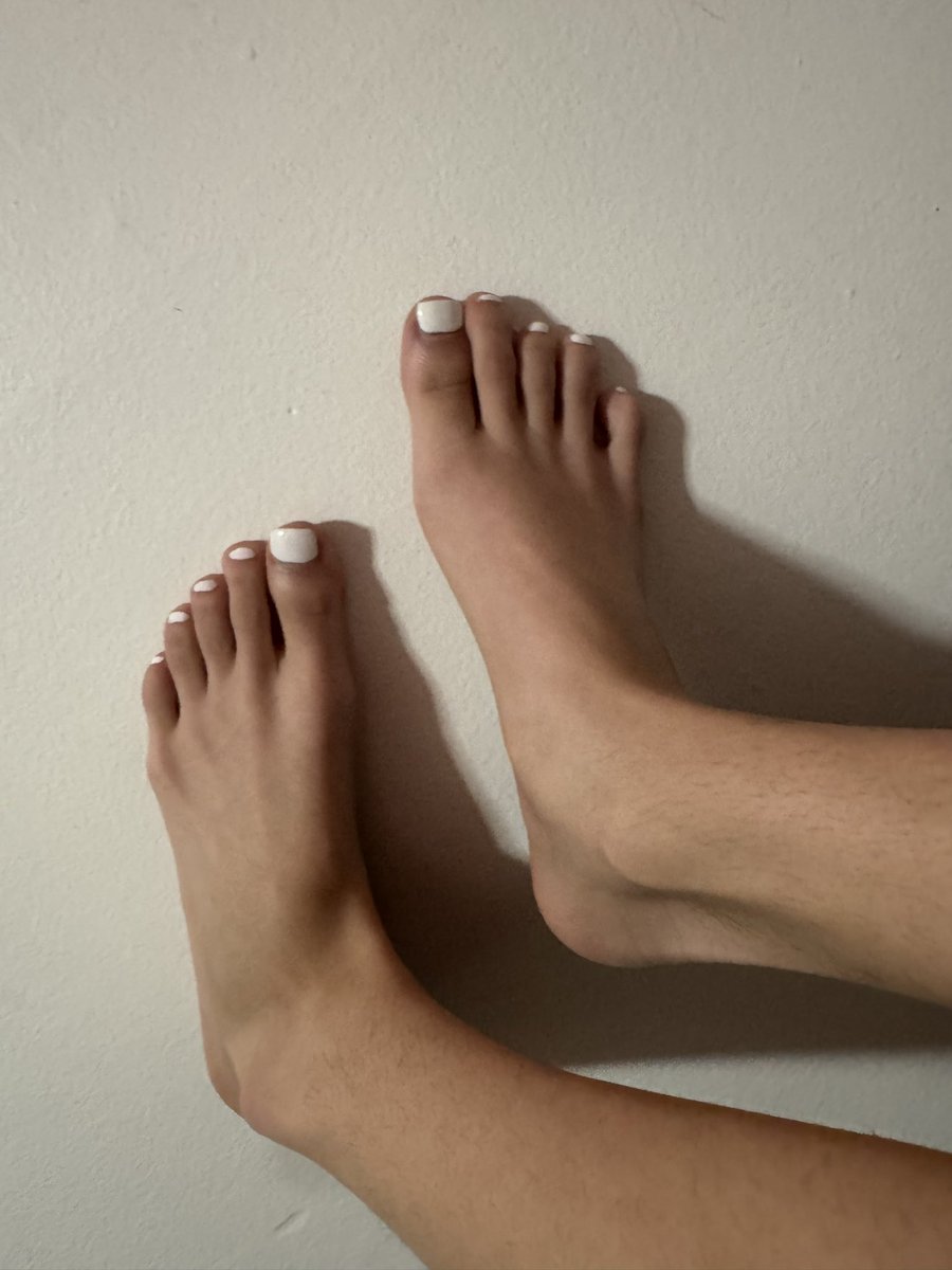 loveemrrr's tweet photo. My toes are literally off the wall 😍✨! #feet #footfetısh #feetworshi̇p https://t.co/gjKio8f9b8
