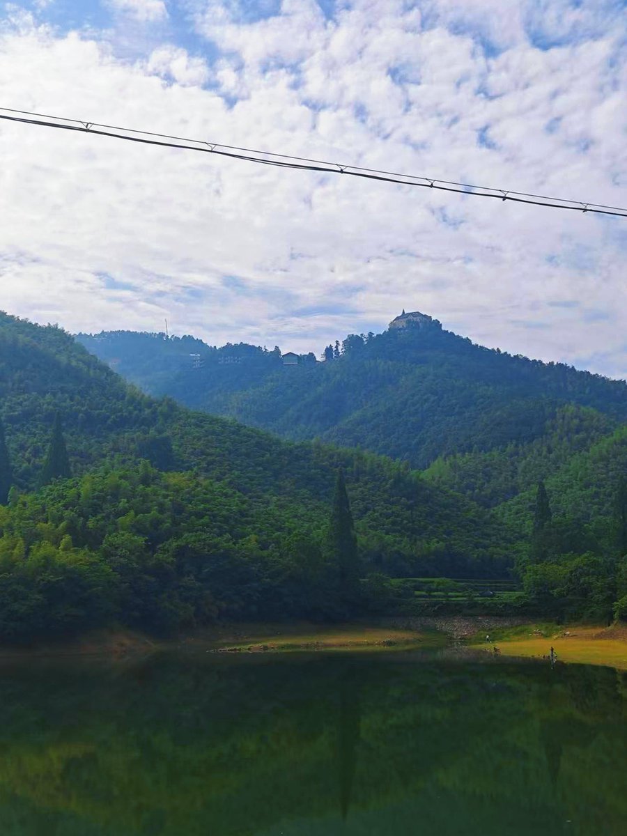 wx2049's tweet photo. 山野美景！但是有谁能帮忙把电线p掉啊！#互fo #大美中国 https://t.co/xKyoGWwga2