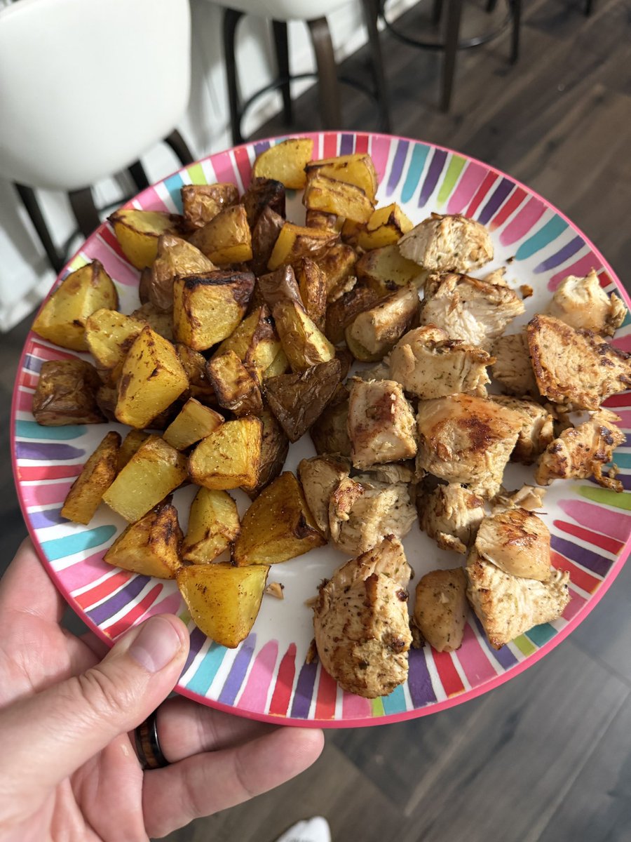 InfraRen's tweet photo. @DeanTTraining you ain’t lying on the 🥔.  Whole plate is 630 cals, 60 P https://t.co/nSN6hf02JR