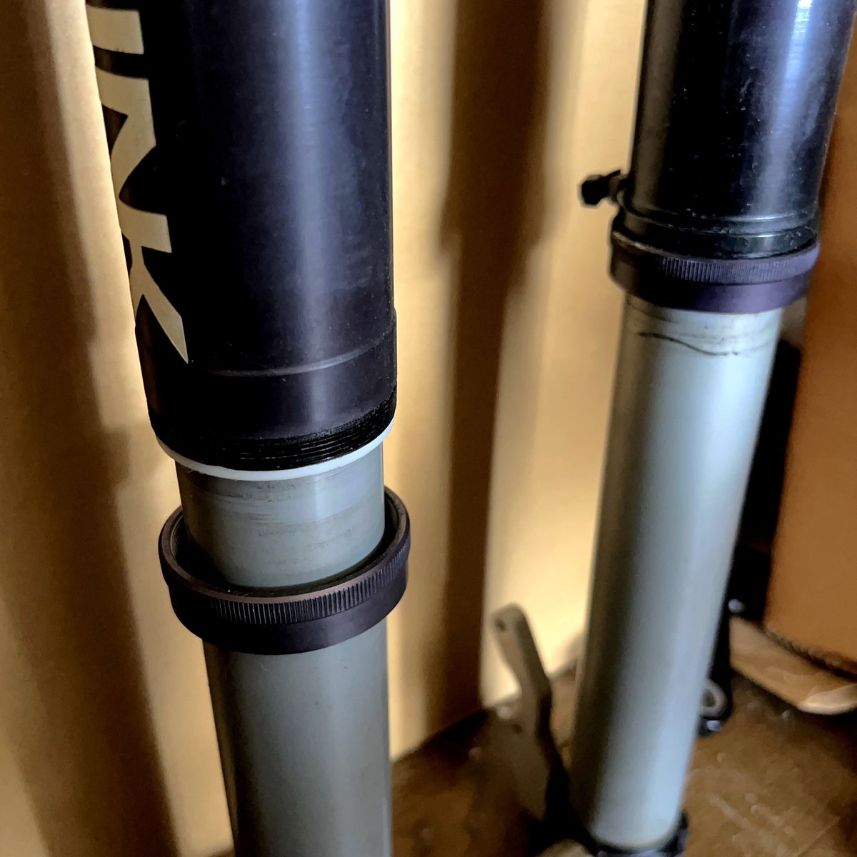 MS758's tweet photo. こんな感じで、ダストシールカラーとアクスルブラケットが外れます。 https://t.co/d3IW7bfy8l