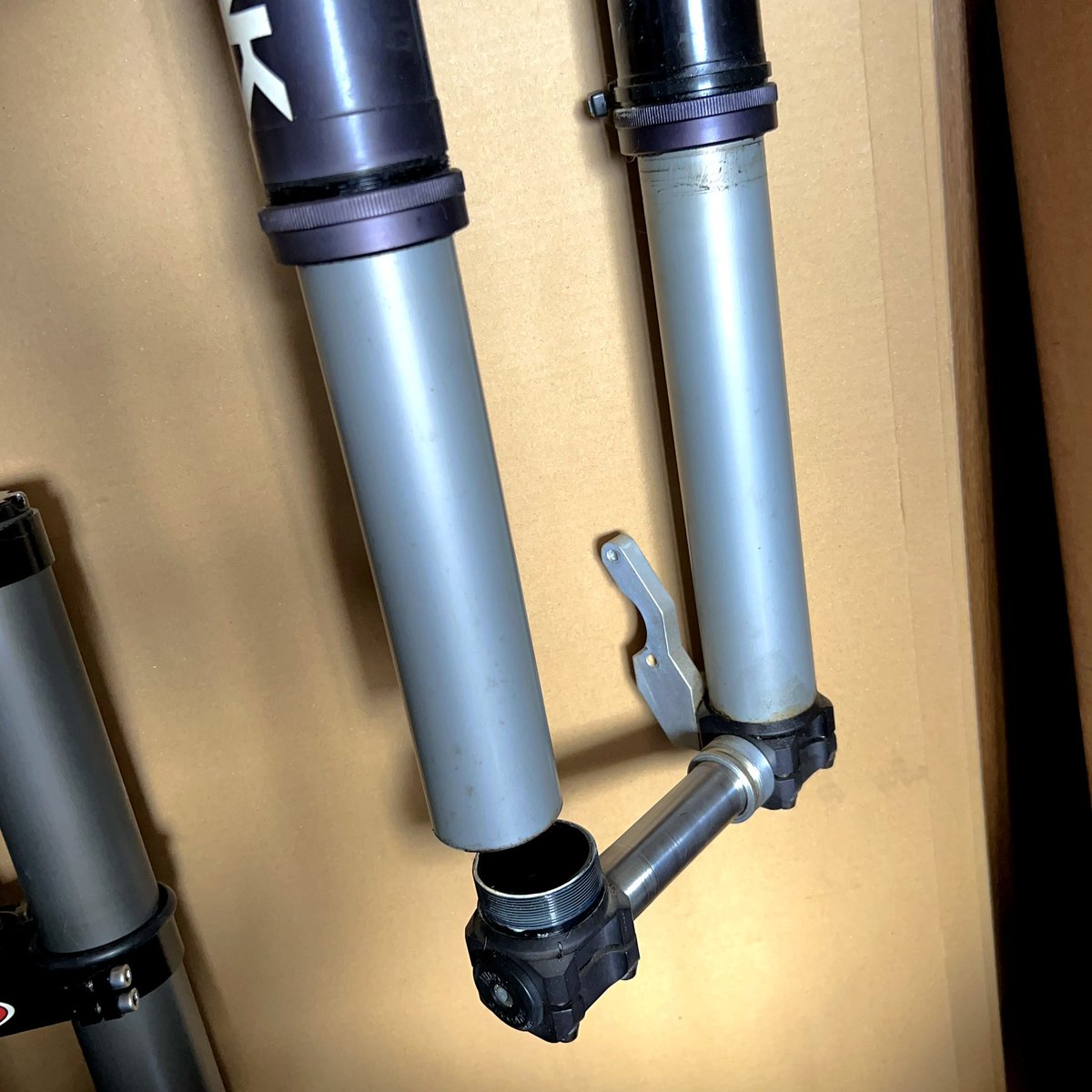 MS758's tweet photo. こんな感じで、ダストシールカラーとアクスルブラケットが外れます。 https://t.co/d3IW7bfy8l