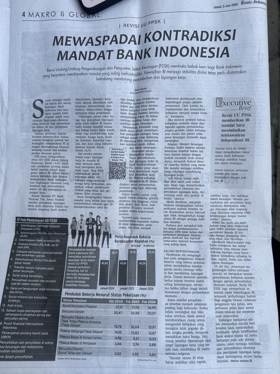 CB5's tweet photo. Ringkasan Artikel: “Mewaspadai Kontradiksi Mandat Bank Indonesia”

(Bisnis Indonesia, Jumat 5 Juni 2026)

Inti Utama

Revisi Undang-Undang Pengembangan dan Penguatan Sektor Keuangan (UU P2SK) memberikan mandat baru kepada Bank Indonesia (BI) yang berpotensi kontradiktif. BI ditugaskan menjaga stabilitas (harga, sistem keuangan) sekaligus mendukung pertumbuhan ekonomi dan penciptaan lapangan kerja. Artikel menekankan bahwa kewajiban utama BI tetap menjaga stabilitas, sementara mandat baru untuk pertumbuhan dan lapangan kerja harus diwaspadai agar tidak mengganggu independensi dan fokus BI.

Poin-Poin Penting:

•  Mandat Ganda yang Berisiko: BI harus tetap fokus pada stabilitas moneter (inflasi, nilai tukar, sistem keuangan), namun revisi UU P2SK menambahkan tanggung jawab mendukung pertumbuhan dan lapangan kerja. Hal ini dikhawatirkan bisa menimbulkan konflik kebijakan.

•  Independensi BI: Para ekonom menegaskan BI harus tetap independen. Mandat baru jangan sampai membuat BI terlalu aktif mendukung pemerintah sehingga mengorbankan stabilitas.

•  Reformasi Sektor Riil: Revisi UU ini juga membahas berbagai hal seperti Lembaga Penjamin Simpanan, Otoritas Jasa Keuangan, Bursa Efek, pasar modal, hingga penanganan sektor UMKM dan komoditas.
Data Pendukung dalam Artikel:

•  Porsi Penduduk Bekerja (Formal vs Informal) relatif stabil di kisaran 59-59,4% dari Januari 2024 hingga Januari 2026.

•  Penduduk Bekerja Menurut Status (Feb 2024–Feb 2026) menunjukkan sedikit perubahan, dengan mayoritas masih di sektor informal/buruh/karyawan.

Executive Brief:

Revisi UU P2SK memberikan mandat baru bagi BI untuk mendukung pertumbuhan ekonomi dan penciptaan lapangan kerja, tetapi stabilitas harga dan sistem keuangan tetap menjadi prioritas utama. Pemerintah dan BI harus berhati-hati agar mandat baru ini tidak mengganggu fokus inti bank sentral.

Kesimpulan Artikel:

Meski revisi UU P2SK membuka peluang bagi BI untuk lebih mendukung ekonomi riil, para ahli memperingatkan agar BI tidak kehilangan fokus pada stabilitas. Koordinasi yang hati-hati antara BI, pemerintah, dan DPR sangat diperlukan agar kebijakan tetap efektif dan independensi BI terjaga.