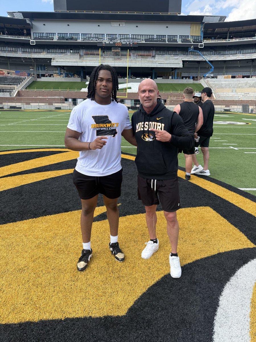 DariusMccuiston's tweet photo. had a good experience at the mizzou camp today! thank you @CoachTwe for inviting me gave my best fasho!!🔥 @MizzouFootball @coachbrianearly @CoachDrinkwitz @NHS_RaiderFB @PrepRedzoneAR https://t.co/m8EnwtfpoH