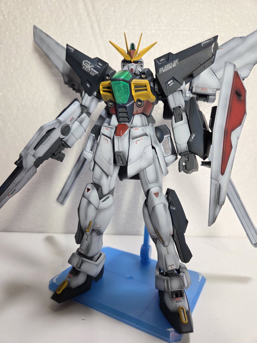 urama6248's tweet photo. MG ガンダムDX完成しました〜
今回は重厚感出す為に黒立ち上げのグラデーションで塗装してみました。めっちゃかっこいいですね。お気に入りはシールドです。
 #ガンプラ https://t.co/h7yMjNOrOQ