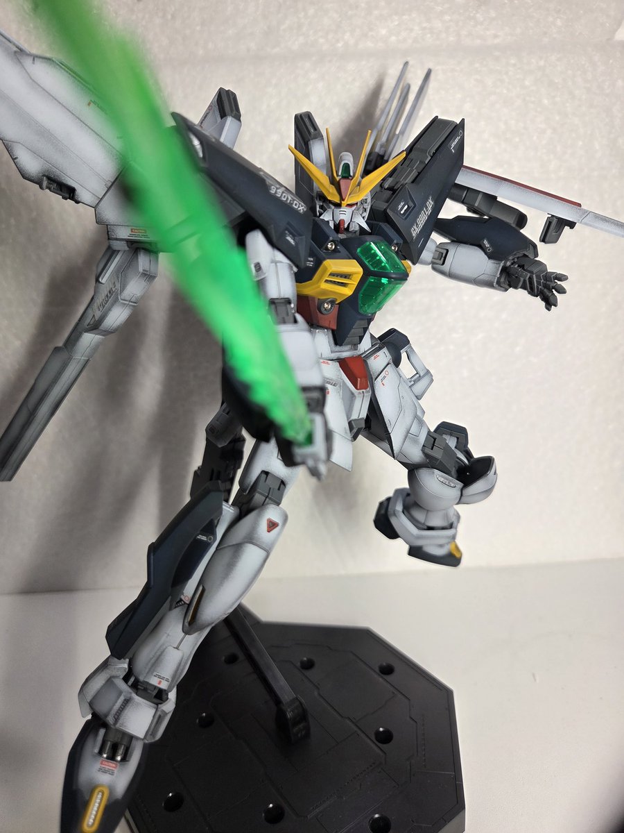 urama6248's tweet photo. MG ガンダムDX完成しました〜
今回は重厚感出す為に黒立ち上げのグラデーションで塗装してみました。めっちゃかっこいいですね。お気に入りはシールドです。
 #ガンプラ https://t.co/h7yMjNOrOQ