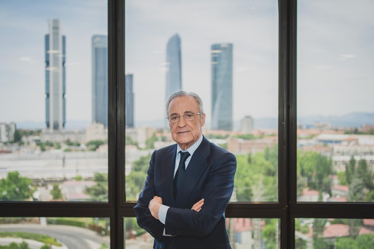 SeputarMadrid's tweet photo. 🚨 ‘BOMBA’ Florentino Pérez di @HorizonteCuatro tadi malam waktu setempat dengan beberapa clue sebagai berikut:

• Hari Selasa ia akan melakukan PENAWARAN AWAL untuk seorang pemain sebesar €150 JUTA.
• €150 JUTA itu PENAWARAN AWAL, BISA LEBIH TINGGI jika diperlukan.
• (Level nilai transfernya) sama dengan Cristiano & Kaká pada masa itu.
• Pemain tersebut merupakan pemain klub peserta Liga Champions.
• BUKAN dari tim Premier League.
• Masih muda.
• BUKAN Haaland, Doku, dan juga BUKAN Kane, atau Olise.
• BUKAN seorang bek.
• Seorang gelandang ATAU penyerang.
