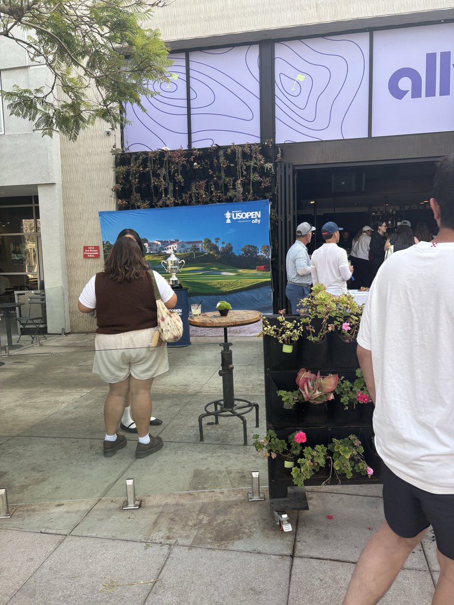 derek_pohlmeyer's tweet photo. @TronCarterNLU Literally just walked by and thought it was a private event 😂 https://t.co/huEHf5uok0
