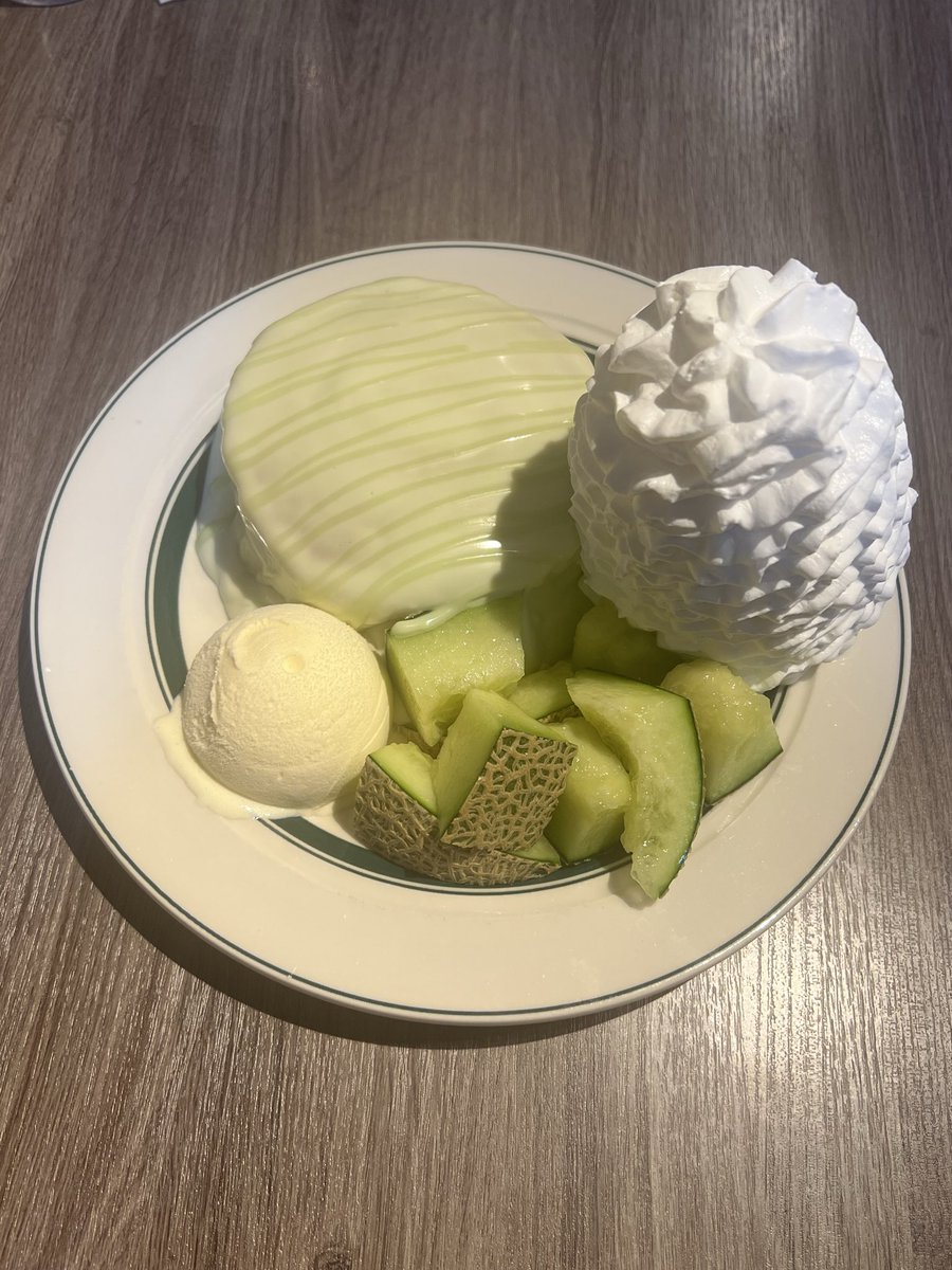 lovestripper's tweet photo. 期間中に1度食べてみたかったプレミアムメロンパンケーキ🍈

美味しい！
クリームおおすぎ！！ https://t.co/WxSv8i38om