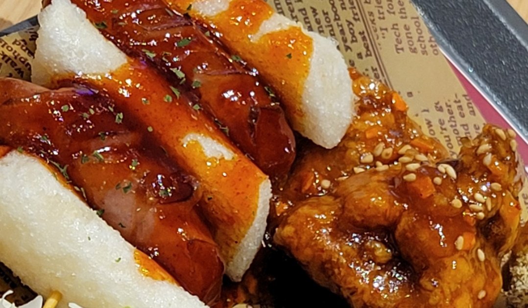 lette1008's tweet photo. ヤンニョムチキン

トッポキのもちもちと
ソーセージに
甘辛ソースがかかって
いるのと
チキンがめっちゃ
ジューシーで
美味しかったですよ❤️‍🔥🤗
良き日になります様に🌈
#ヤンニョムチキン
#トッポキ
#美味しい
#甘辛ソース
#お疲れ様です
#楽しみにしていますね🎶🤗
#❤️‍🔥👀‼️ https://t.co/0yrDZjfM3u