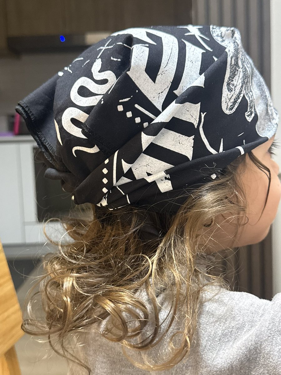RAlbela's tweet photo. el sabado se quiso comprar la bandana roja y como no habia más nos llevamos la negra 🤘 https://t.co/x070LOf9yc