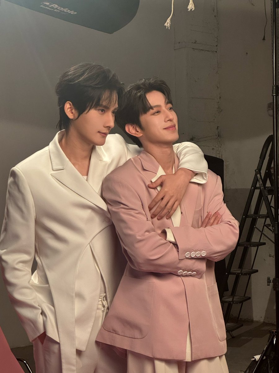 cherryninie's tweet photo. ????? Hello??? the hand placement??? https://t.co/xxQlVfBU95