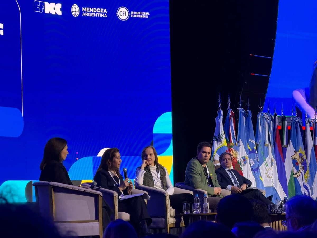 UNESCOmvdo's tweet photo. 🌎🎭La UNESCO participa en el Encuentro Federal de Industrias Culturales y Creativas, organizado por el CFI y que se desarrolla del 4 al 6 de junio en Mendoza, Argentina 🇦🇷. En el panel “Radar Internacional: Modelos de planificación en las Industrias Culturales y Creativas”, especialistas de la región intercambian experiencias, desafíos y oportunidades para fortalecer políticas públicas que impulsen la creatividad, la innovación y el desarrollo sostenible.

🎙️ Participan Mauricio Cifuentes (Chile), Ana Carla Fonseca (Brasil), Alcira Sandoval Ruiz (UNESCO) y Christian Asinelli (CAF), con la moderación de Marcela Cardillo. La cultura es un motor de desarrollo, empleo e identidad. Pensar estratégicamente su futuro es clave para construir sociedades más inclusivas, creativas y resilientes.