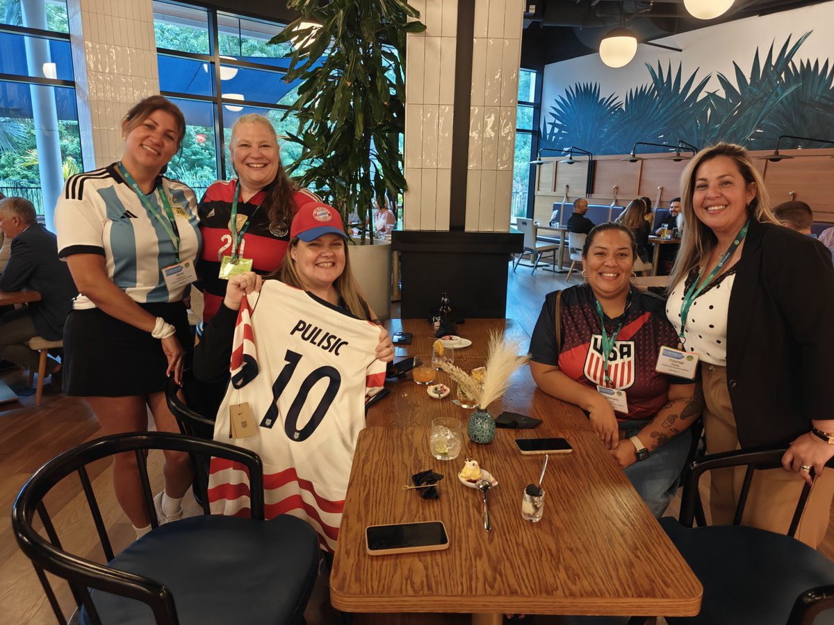 FLOrthoExecs's tweet photo. What a fantastic way to start FL OrthoCon!

We had a great time reconnecting with old friends and making new connections at the Welcome Reception sponsored by Athelas and at the Themed Dinner.

Check out the sessions on tap for tomorrow: https://t.co/ubTRQjFZKx https://t.co/LT1LbVafgk