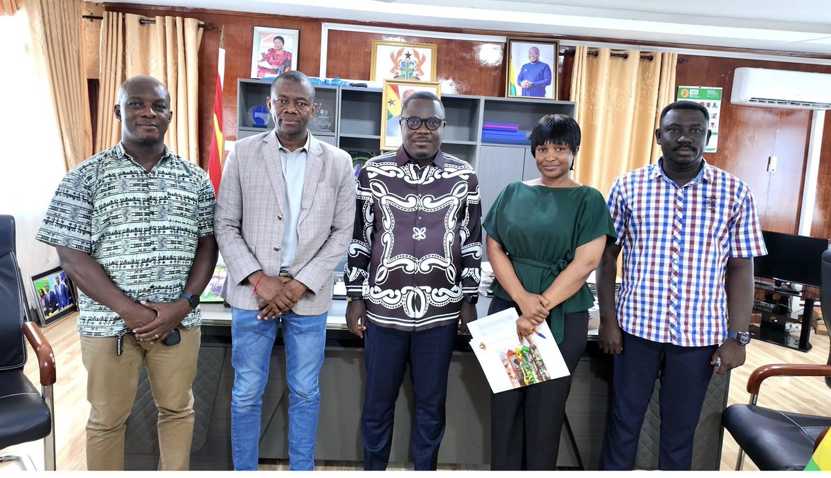 bonorcc's tweet photo. Hon. Joseph Addae Akwaboa, Bono Regional Minister, welcomed Hon. Donkor Fuseni, Deputy Director-General of the National Service Authority, on a working visit to discuss the future of National Service in the region 
#BonoRegion #NationalService #NSA #Ghana 🇬🇭 https://t.co/4ZOBwaco0W