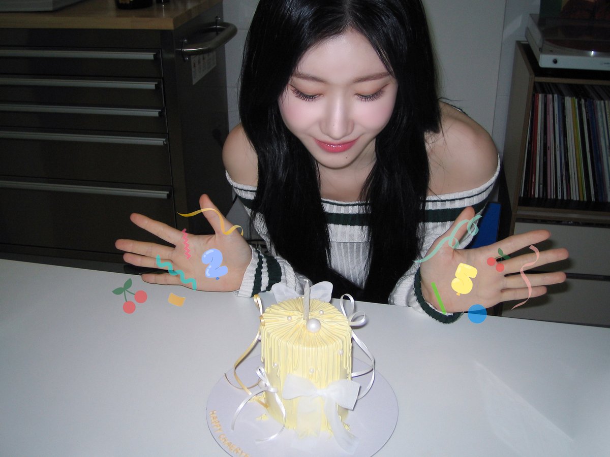 ITZYofficial's tweet photo. 🍒HAPPY CHAERYEONG DAY🍒

#ITZY #MIDZY @ITZYofficial
#CHAERYEONG #채령
#HappyChaeryeongDay
#령원한_믿지의_모토_이채령
#ChaeryeongDayForever https://t.co/zoLqX9ea5y