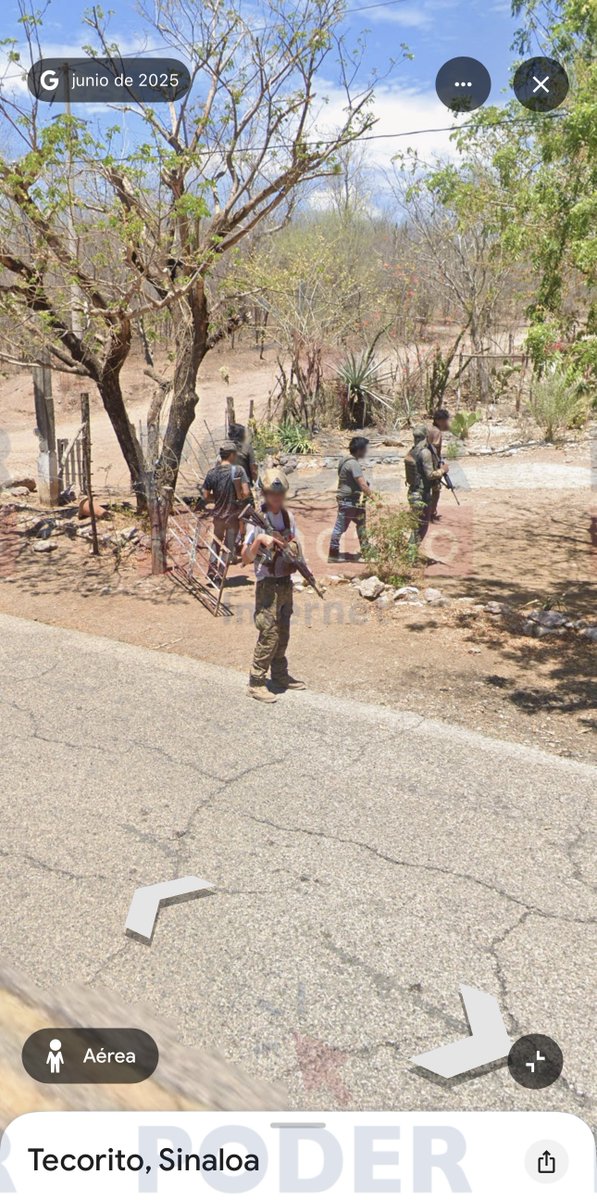 PoderCiudadanoo's tweet photo. #EnBocaDeTodos: 🚨📹 Vehículo de Google Street View se topa con sicarios del CJNG en Sinaloa 👀🚗

📍 En redes sociales circulan imágenes que muestran el momento en que una unidad de Google Street View pasa frente a un grupo de presuntos integrantes del CJNG.

😳 La curiosidad por el vehículo y sus cámaras hizo que varios de ellos salieran a observar el recorrido de la unidad, dejando una escena que rápidamente se viralizó en internet.

📲 El hecho ha generado todo tipo de reacciones y comentarios entre usuarios de redes sociales.

📲 Únete a nuestro canal 👉
https://t.co/dQK26JQUNx
📌 ¿Tienes una denuncia? Escríbenos al 4461444405
